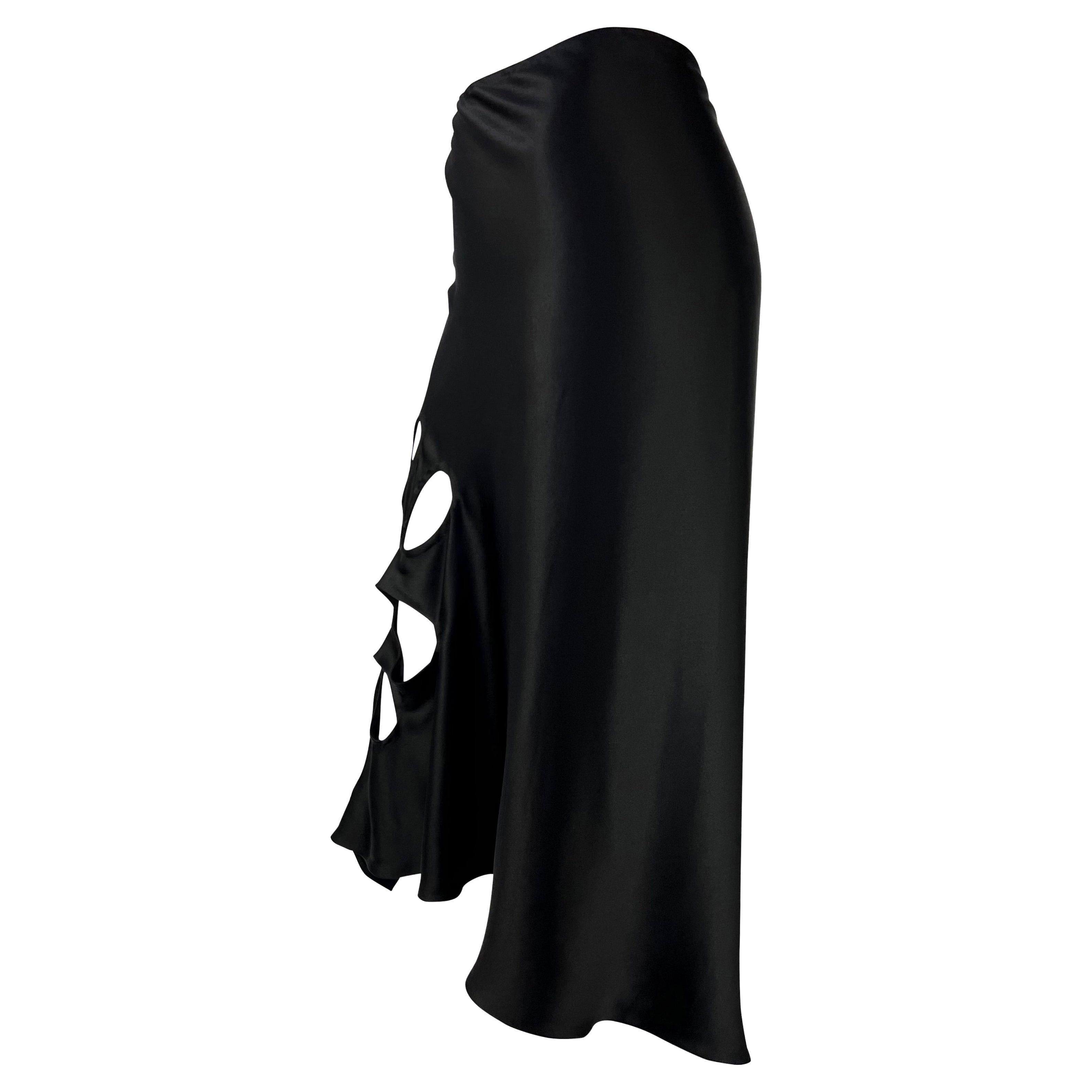 S/S 2002 Gucci by Tom Ford Falda acampanada de raso de seda con recorte floral negro 3