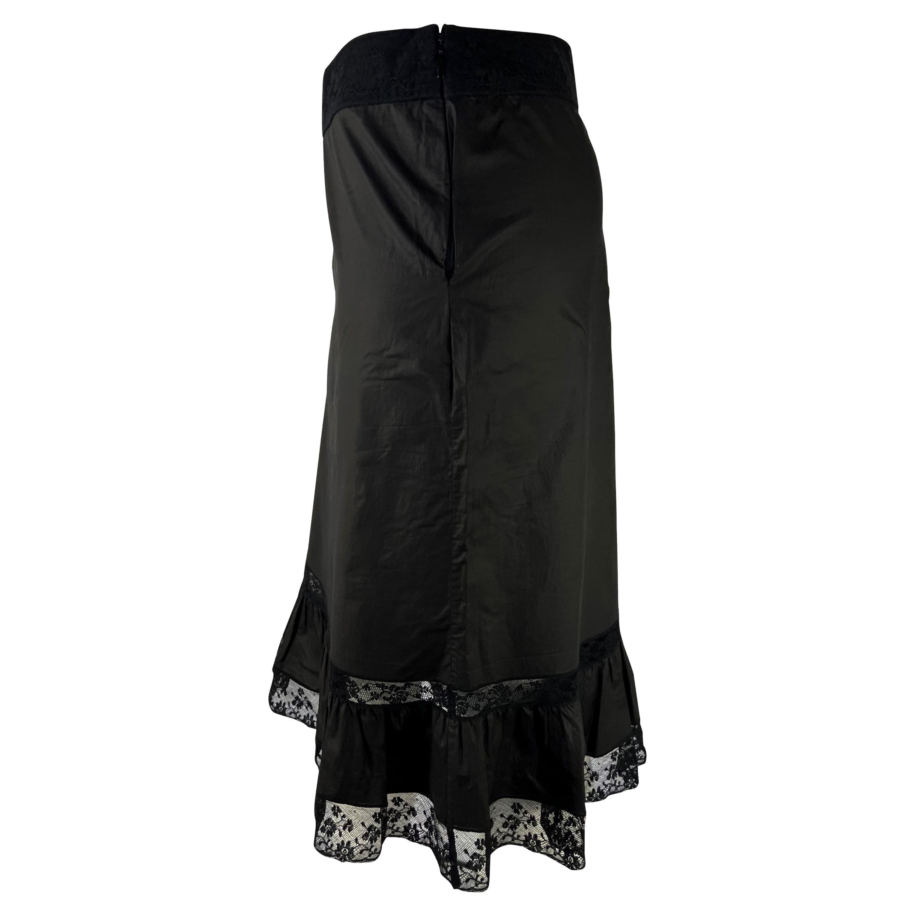 Nero P/E 2002 Gucci by Tom Ford Gonna con volant in cotone e pizzo nero in vendita