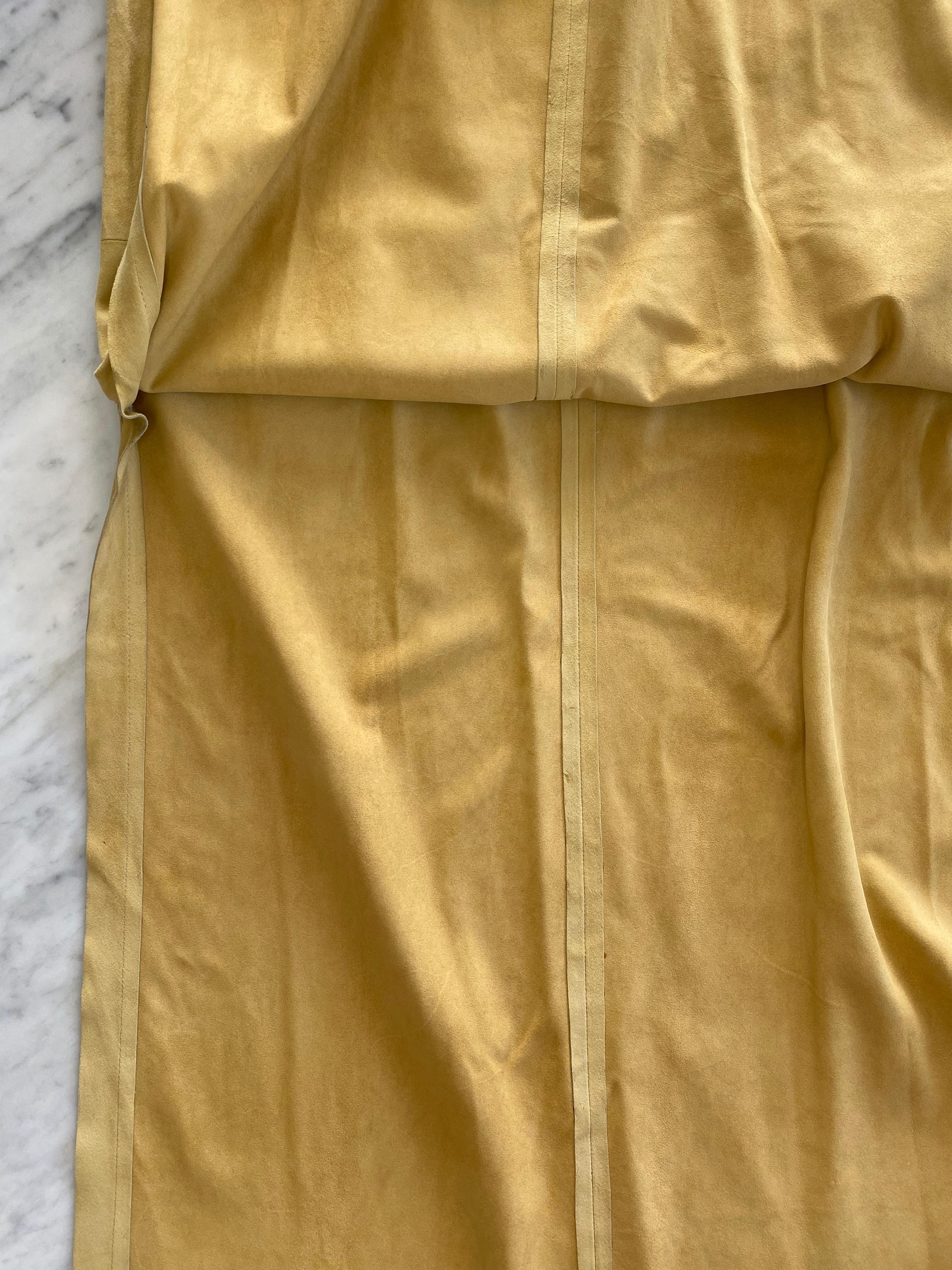 P/E 2002 Gucci by Tom Ford - Annuncio in passerella Abito con cintura e cuore in pelle scamosciata in vendita 2