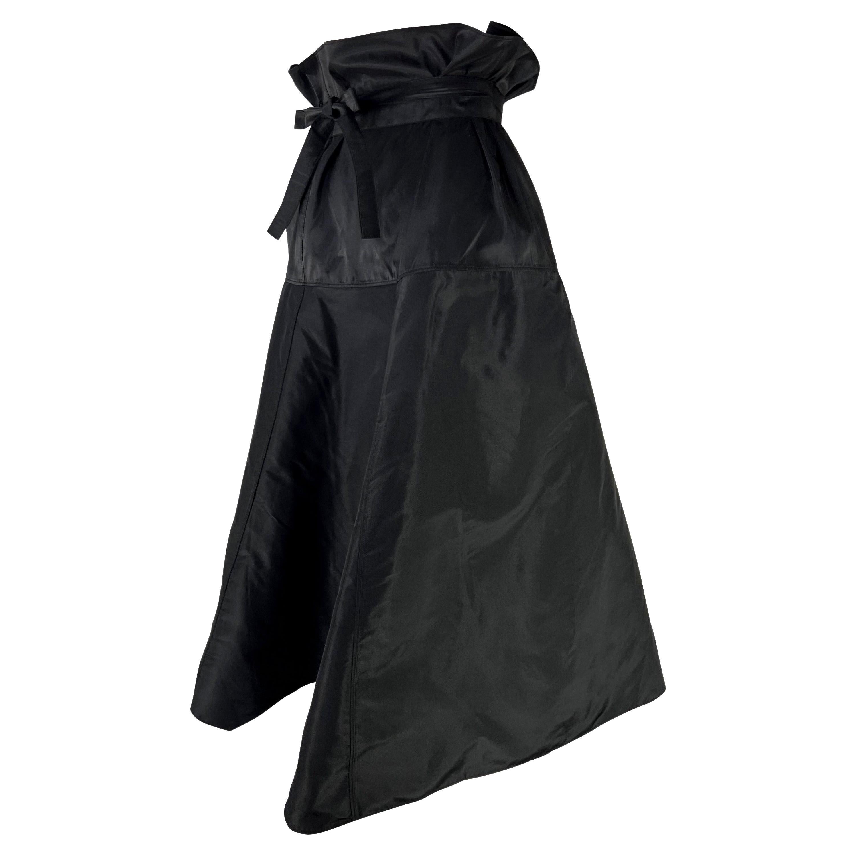 Noir S/S 2002 Gucci by Tom Ford Runway Black Silk Taffeta Belted Wrap Oversized Skirt (Jupe enveloppante ceinturée en taffetas de soie) en vente