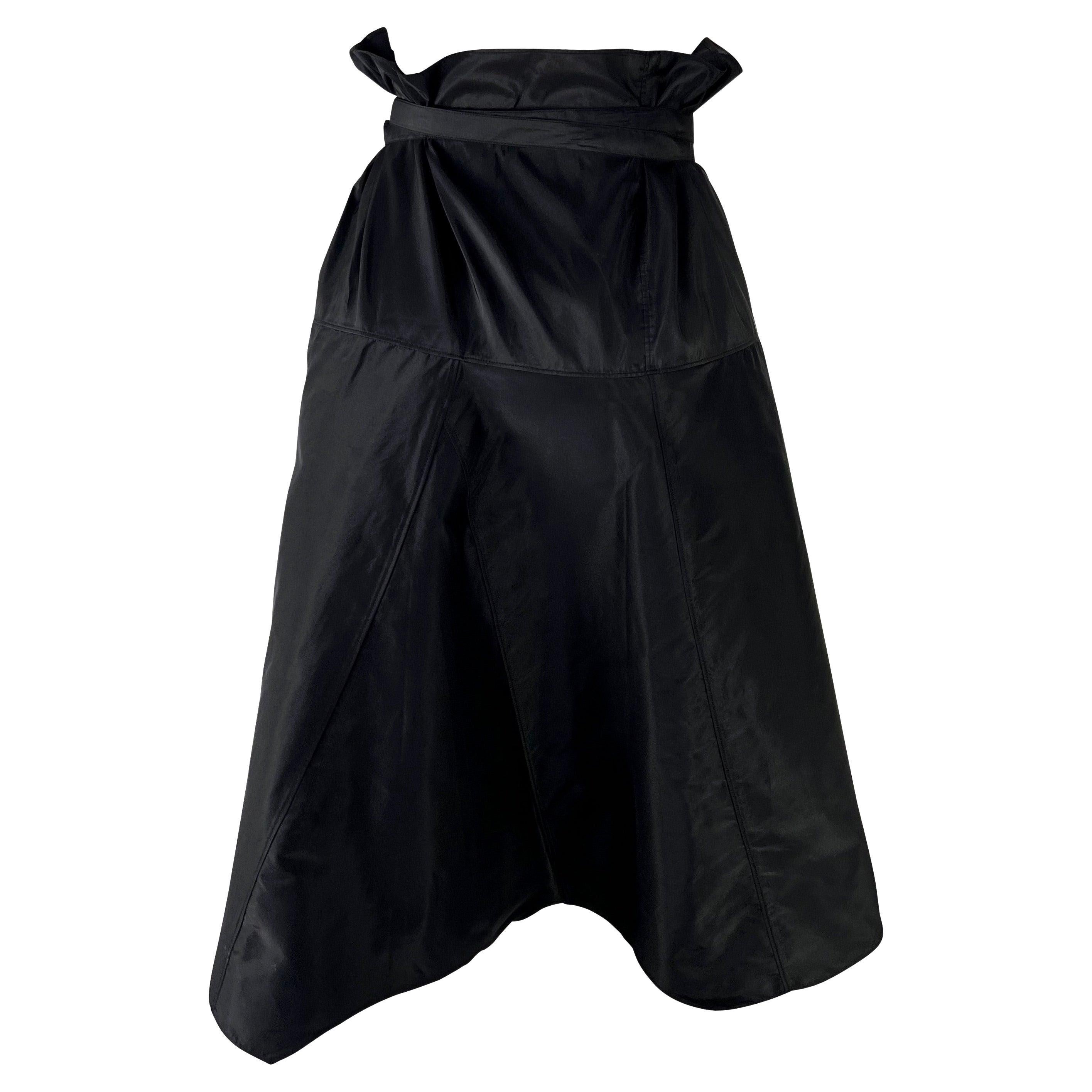 S/S 2002 Gucci by Tom Ford Runway Black Silk Taffeta Belted Wrap Oversized Skirt (Jupe enveloppante ceinturée en taffetas de soie) en vente 2