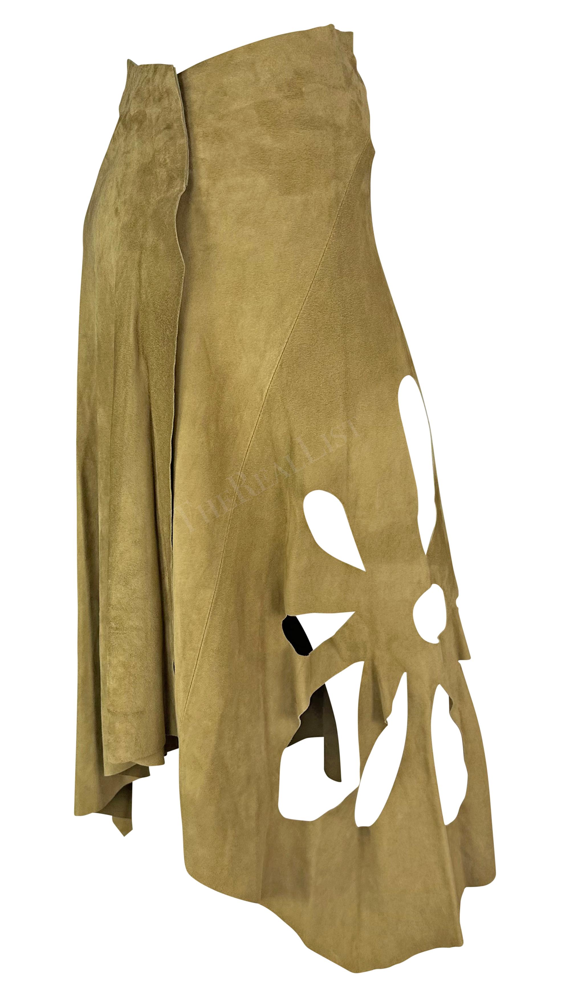S/S 2002 Gucci by Tom Ford Tan Suede Floral Cutout Flare Wrap Skirt (Jupe évasée à découpe florale en daim) Pour femmes en vente