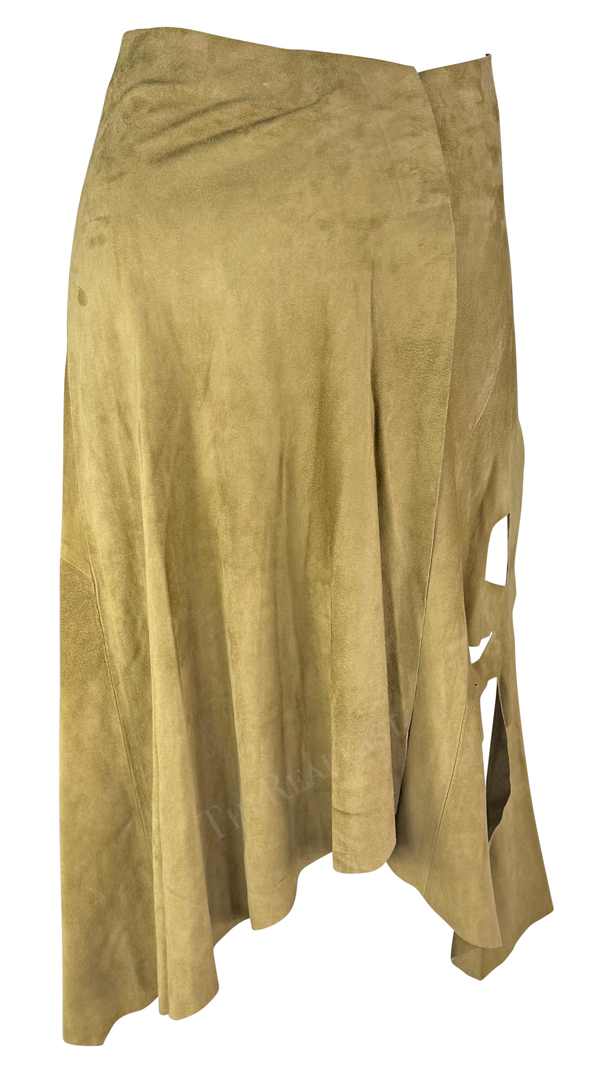 S/S 2002 Gucci by Tom Ford Tan Suede Floral Cutout Flare Wrap Skirt (Jupe évasée à découpe florale en daim) en vente 1