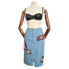 Gonna ricamata in denim con applicazioni sulla passerella di John Galliano per la P/E 2002