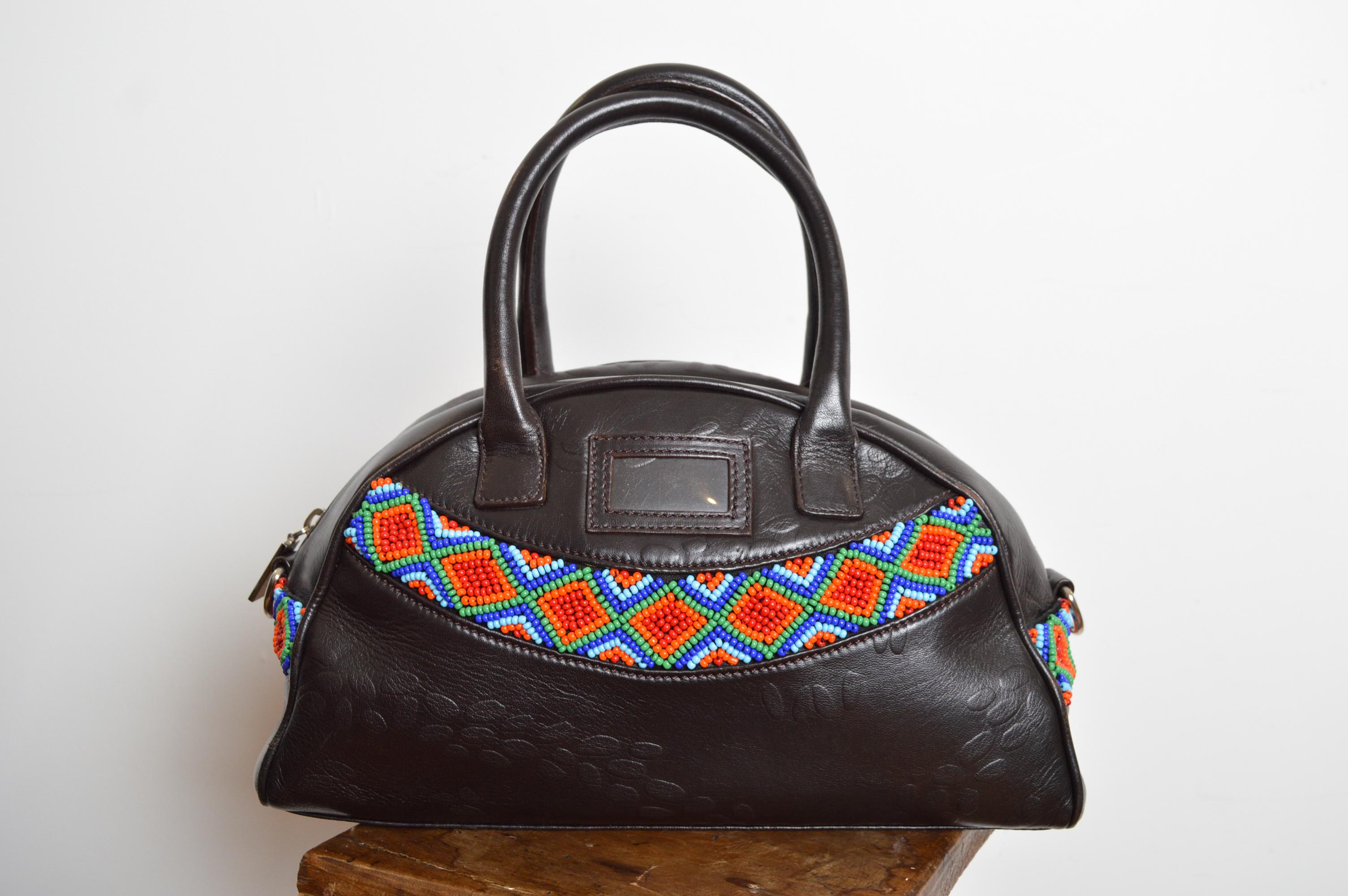 Rare et magnifique sac et chaussures à talons Kitten de John Galliano, assortis au sac à perles du printemps/été 2002. 
Le sac est fabriqué à partir d'un cuir pressé marron doux comme du beurre, avec deux poignées sur le dessus et des clous Crome