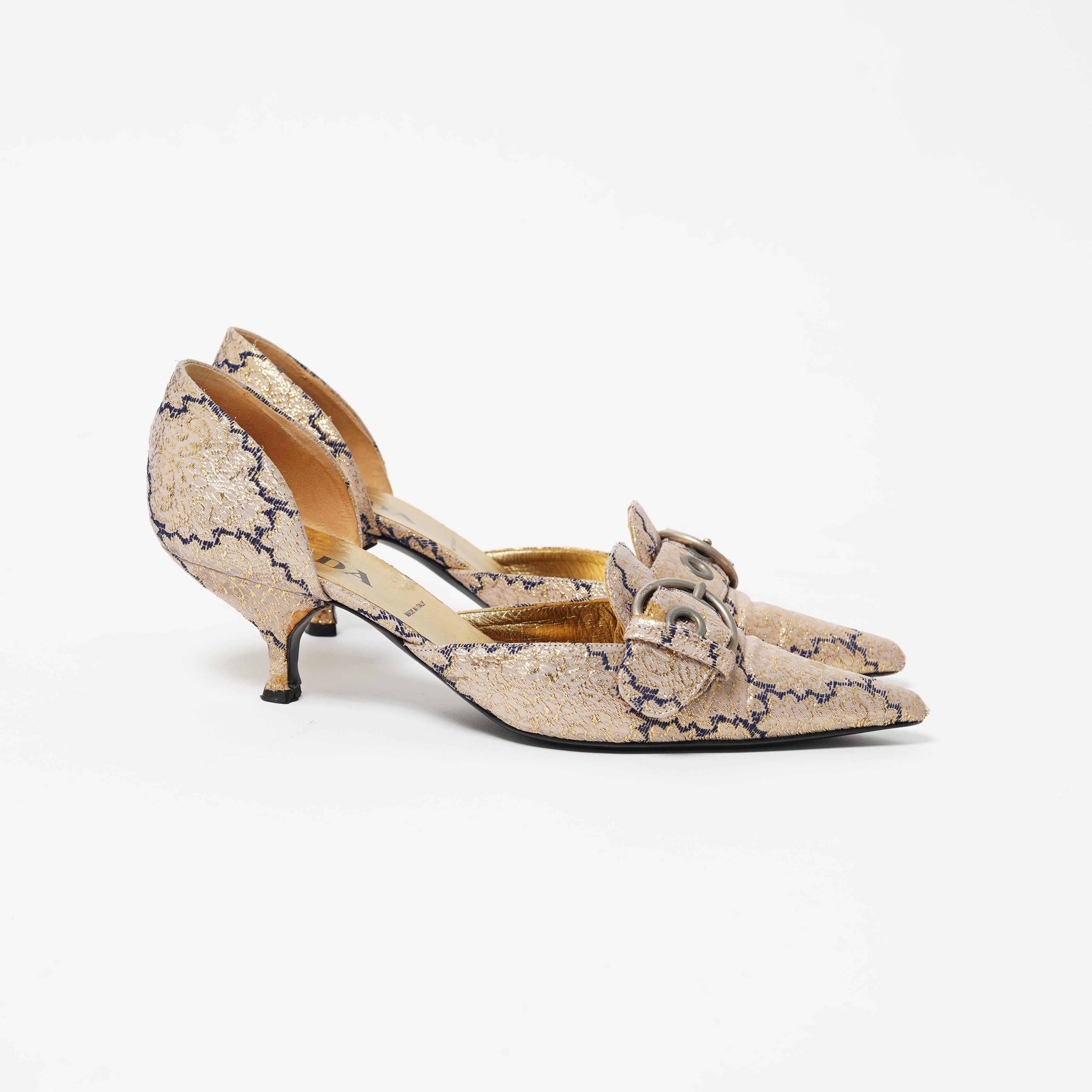 Or S/S 2002 Prada - Escarpins à boucles en lamé or avec motif décoratif Taille 39 en vente
