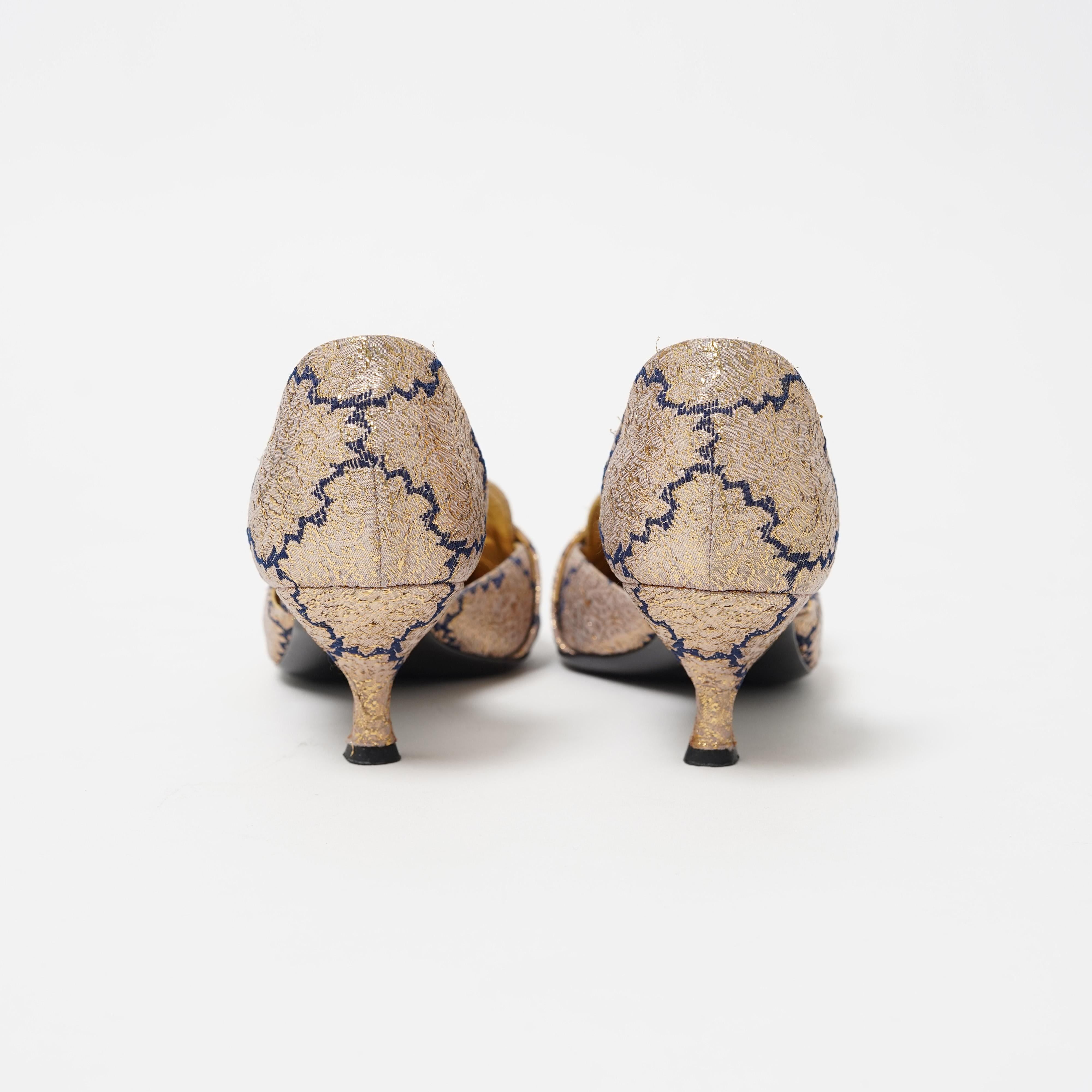 S/S 2002 Prada - Escarpins à boucles en lamé or avec motif décoratif Taille 39 en vente 1