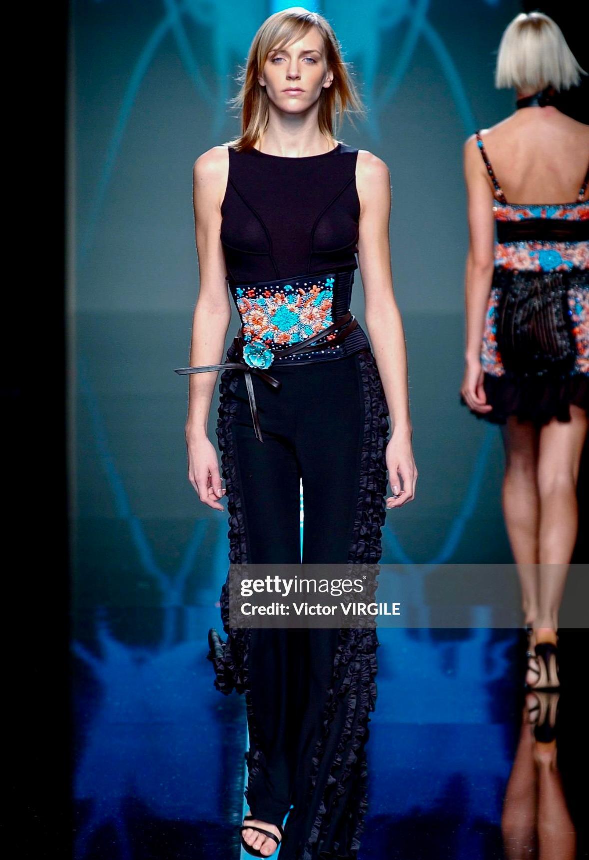 F/S 2002 Valentino Garavani Laufsteg Ad Schwarzer gesteppter, perlenbesetzter Korsett-Gürtel mit Taille im Angebot 4