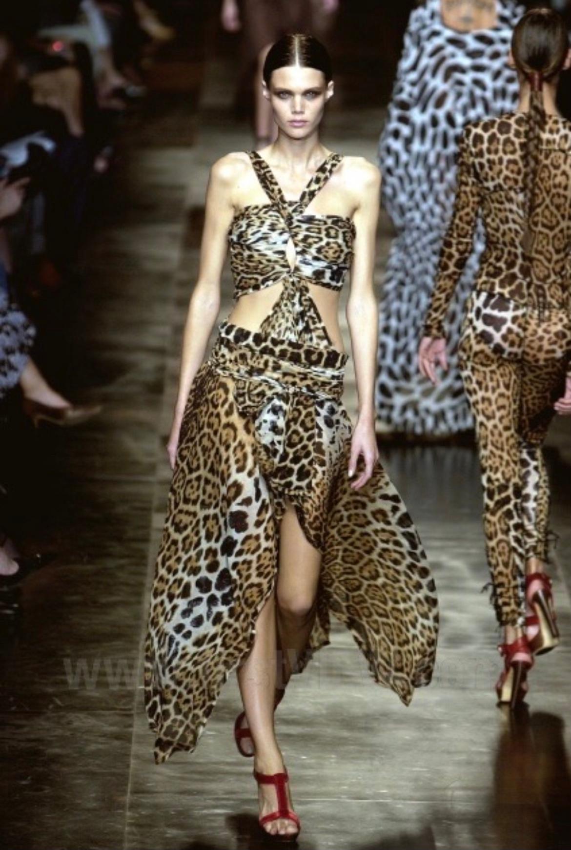 F/S 2002 Yves Saint Laurent by Tom Ford Laufsteg Jaguar Print Chiffon-Wickelkleid (Schwarz) im Angebot