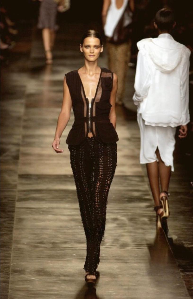 Tom Ford ha disegnato questo elegante set di gilet neri Yves Saint Laurent Rive Gauche per la sua collezione Primavera/Estate 2002. Questo top chic ha debuttato sulla passerella della stagione, modellato da Carmen Kass. Questo top in seta leggera si