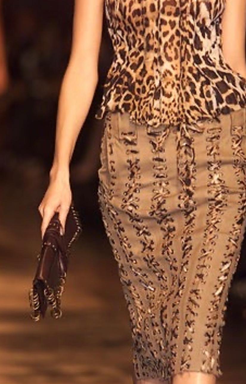 Ti presentiamo uno splendido tailleur con gonna Yves Saint Laurent Rive Gauche con stampa giaguaro, disegnato da Tom Ford. Dalla collezione primavera/estate 2002, questo bellissimo set è caratterizzato da un tessuto con stampa giaguaro a bordi