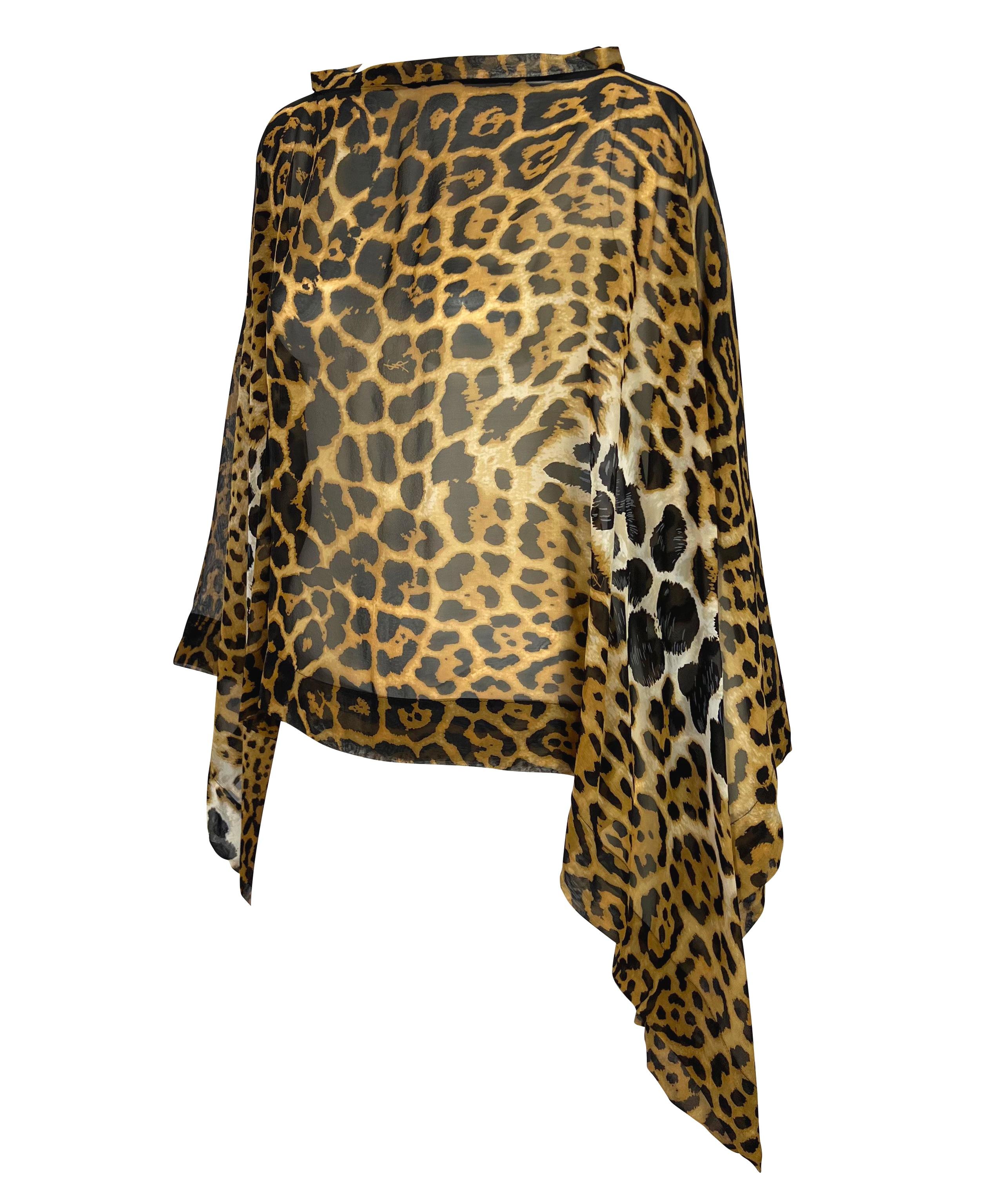 Wir präsentieren einen atemberaubenden Yves Saint Laurent Rive Gauche Poncho mit Gepardenmuster, entworfen von Tom Ford. Aus der Frühjahr/Sommer-Kollektion 2002 wurde derselbe Geparden-Print in der Kollektion der Saison stark verwendet. Dieses