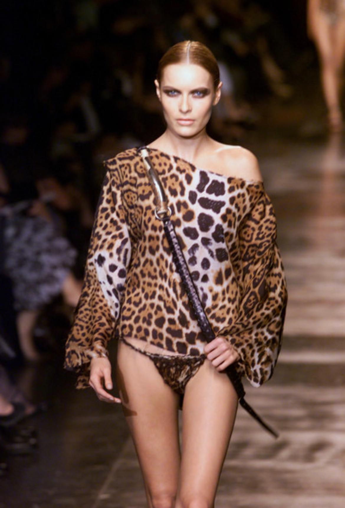 Ti presentiamo uno splendido top Yves Saint Laurent con motivo a giaguaro, disegnato da Tom Ford. Questo top della collezione Primavera/Estate 2002 ha debuttato come parte del look 34 di Rie Rasmussen. Perfettamente versatile, questo top a balze
