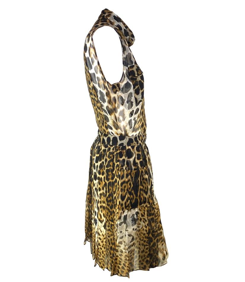 Ein Oberteil aus durchsichtiger, bedruckter Seide und ein Faltenrock, entworfen von Tom Ford für die Frühjahr/Sommer-Kollektion 2002 von Yves Saint Laurent Rive Gauche. Der Stoff ist mit dem charakteristischen Geparden-Print der Saison bedruckt und