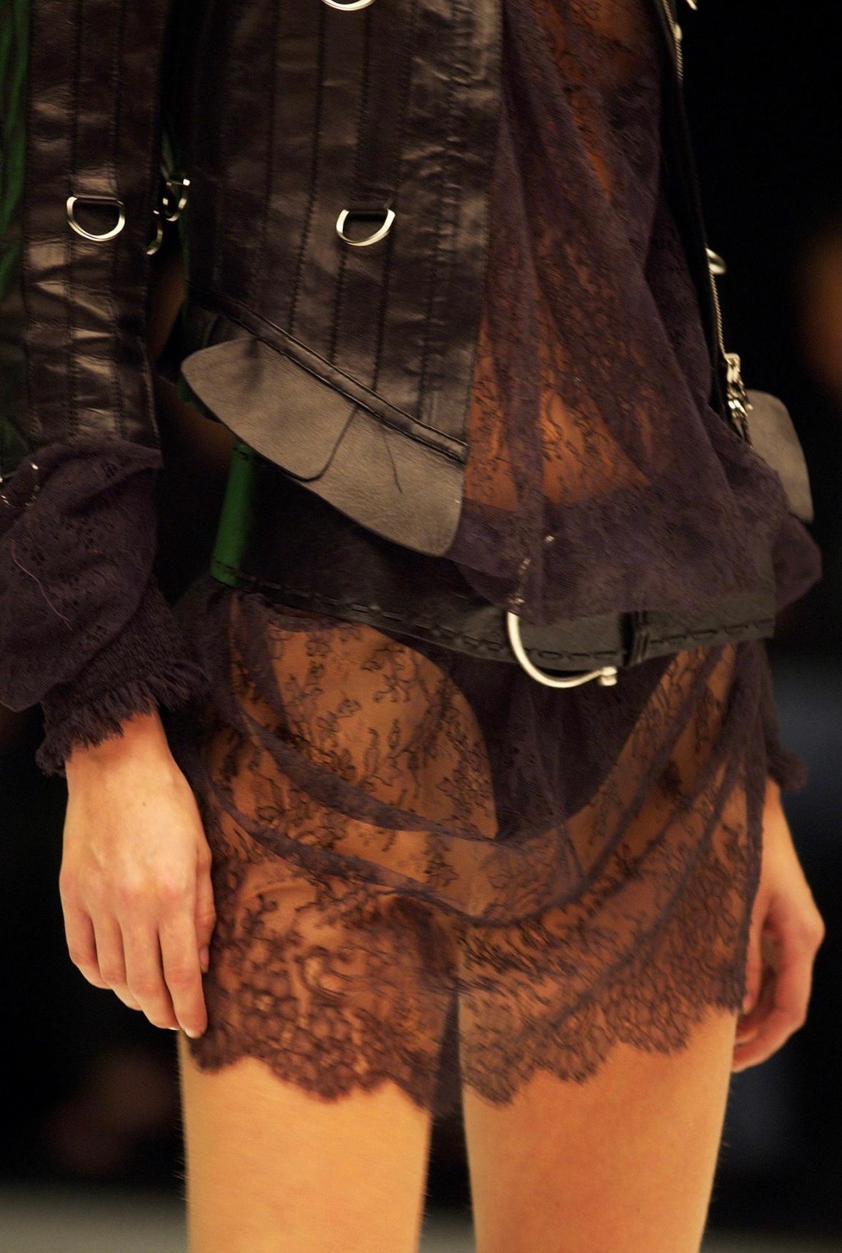 Alexander McQueen Irère - Veste de défilé en cuir noir avec anneau en forme d'anneau, printemps-été 2003 Pour femmes en vente