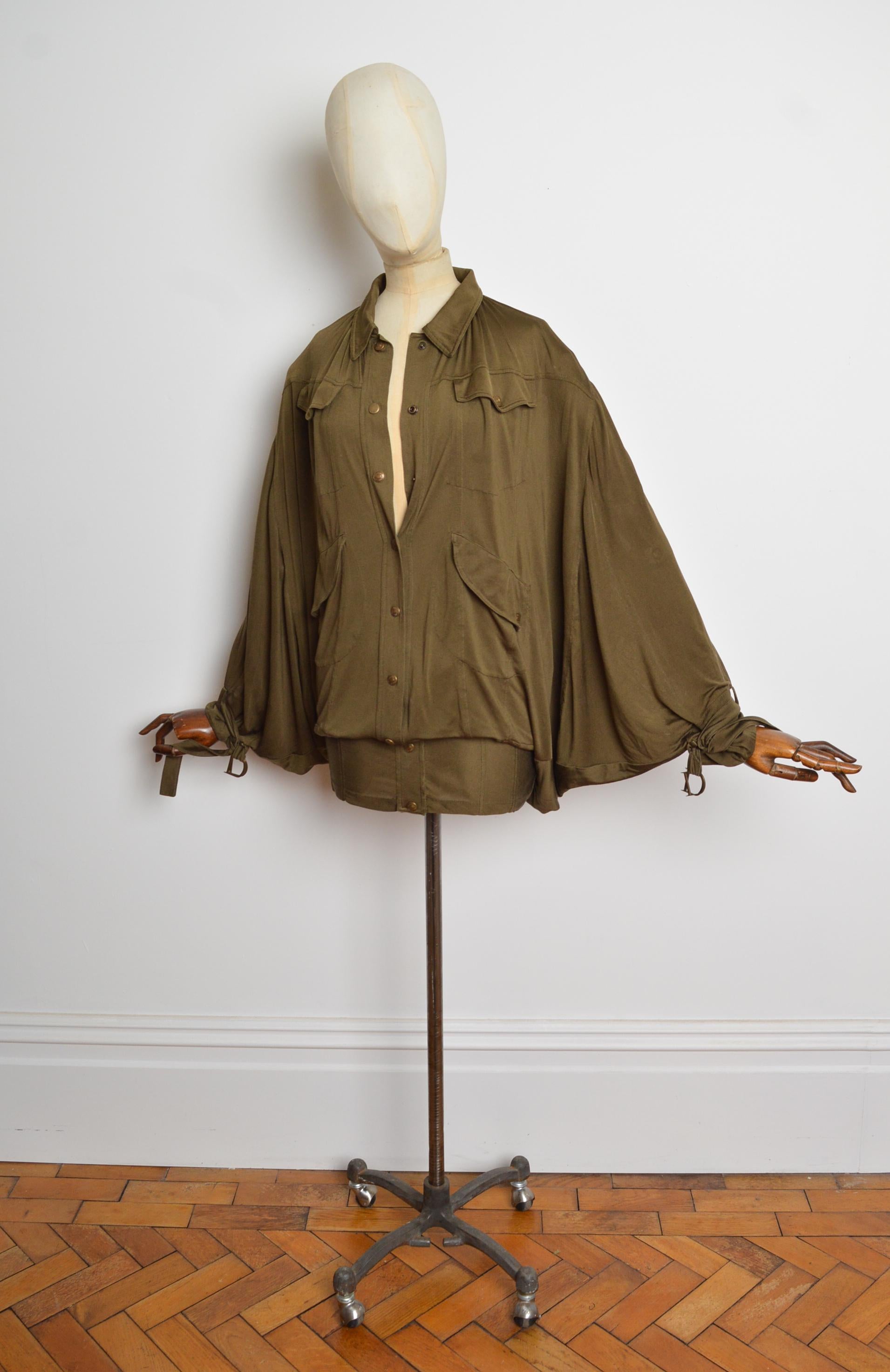 S/S 2003 Christian Dior John Galliano Khakigrünes Batwing-Fallschirm-Minikleid (Beige) im Angebot