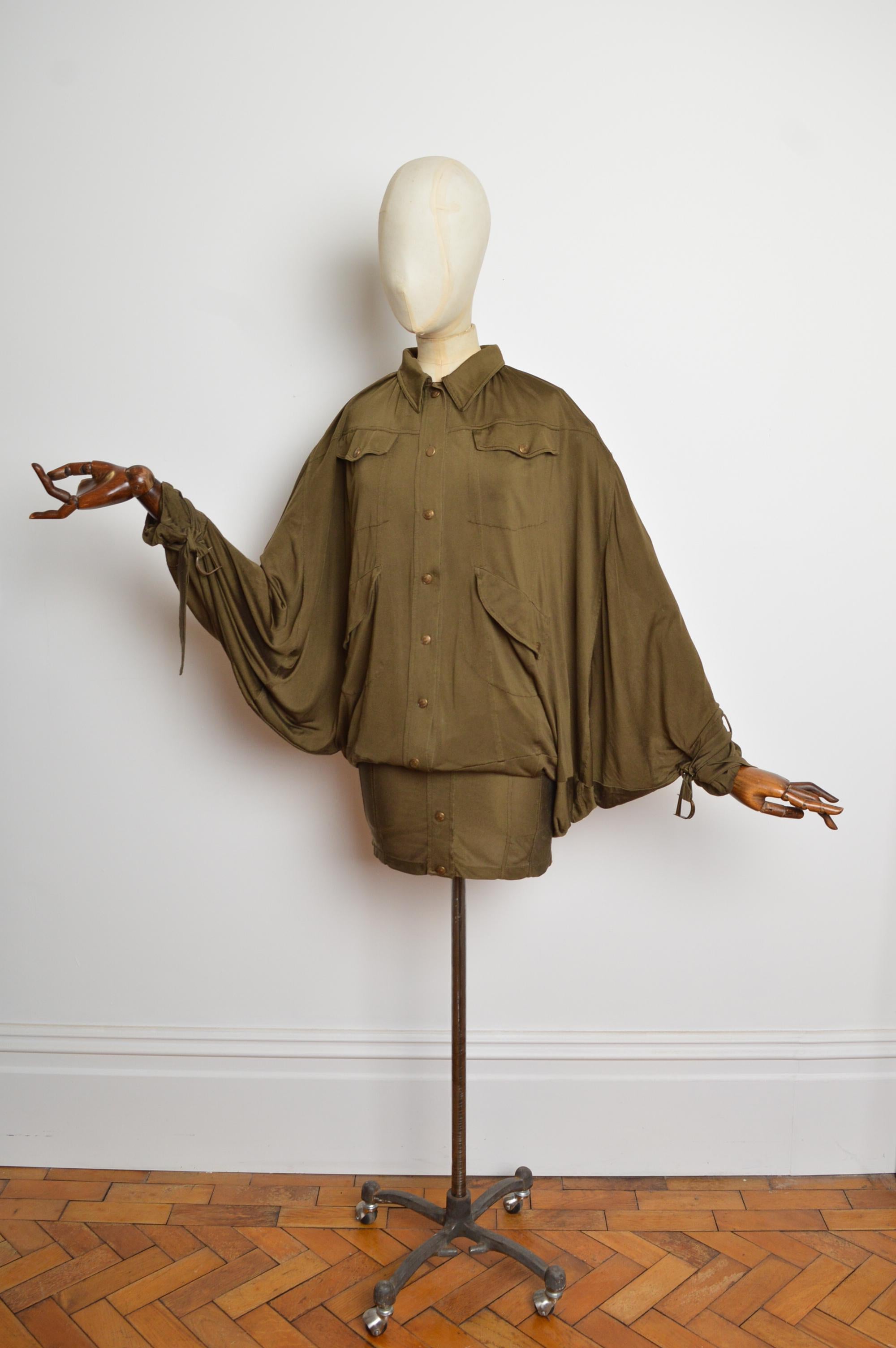 S/S 2003 Christian Dior John Galliano Khakigrünes Batwing-Fallschirm-Minikleid im Angebot 4