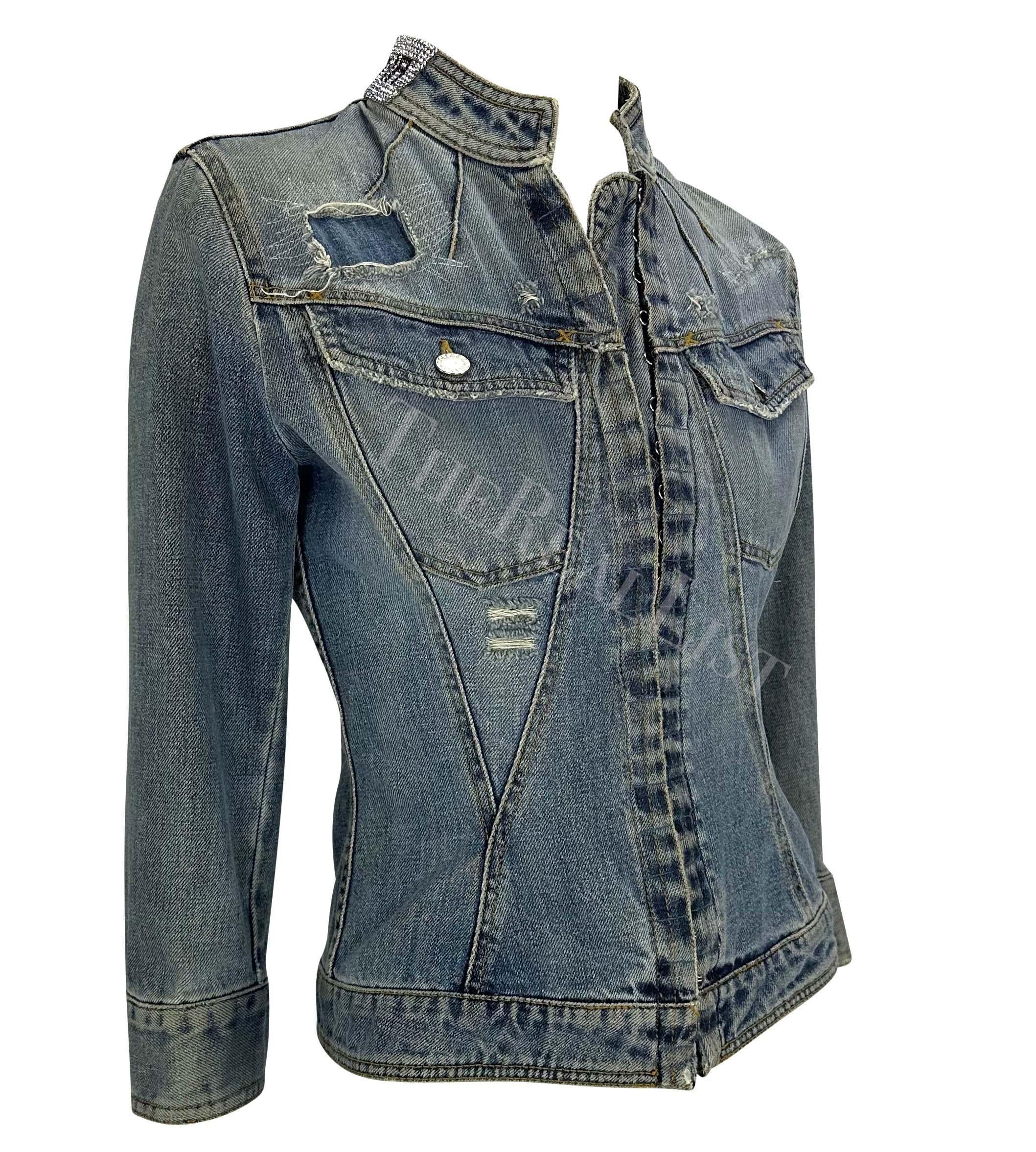 F/S 2003 Dolce & Gabbana Distressed Light Wash Denim Jacke mit Strass Spell im Used-Look im Zustand „Hervorragend“ im Angebot in West Hollywood, CA