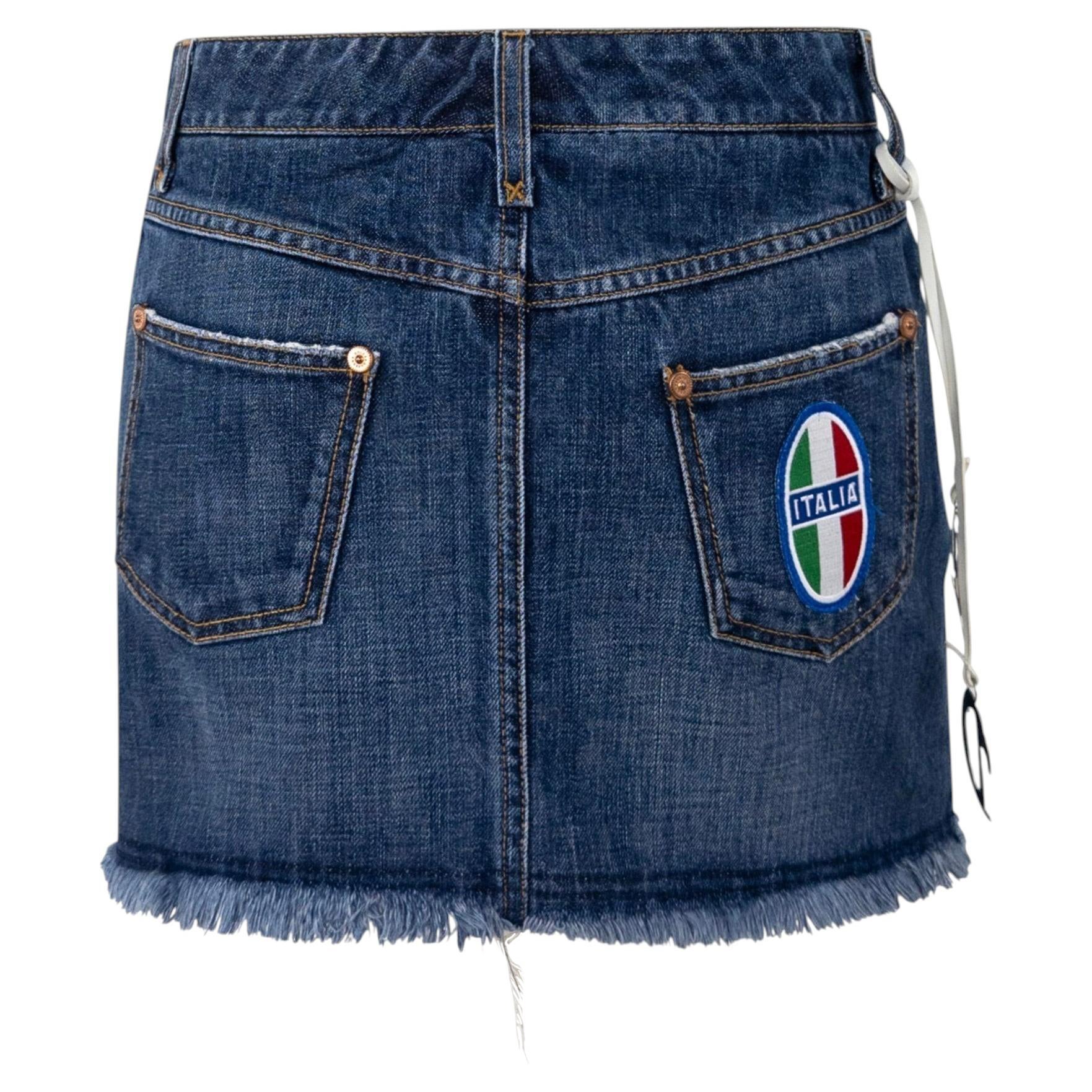Mini-jupe en jean délavé, collection printemps-été 2003 de Dolce & Gabbana, avec médaillon arborant le logo « Italia »