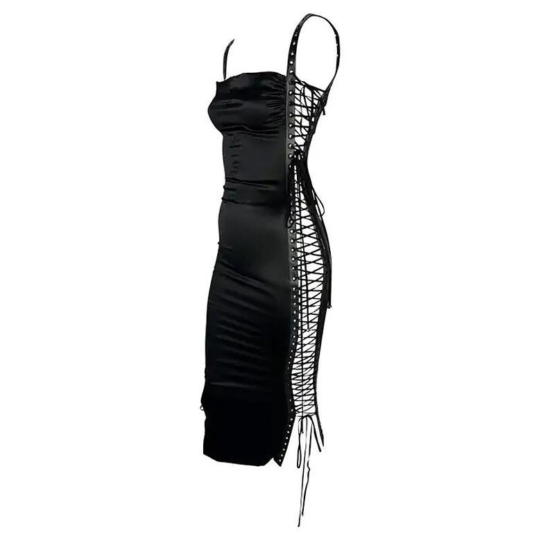 S/S 2003 Anuncio de pasarela de Dolce & Gabbana Vestido ajustado de satén con cordones