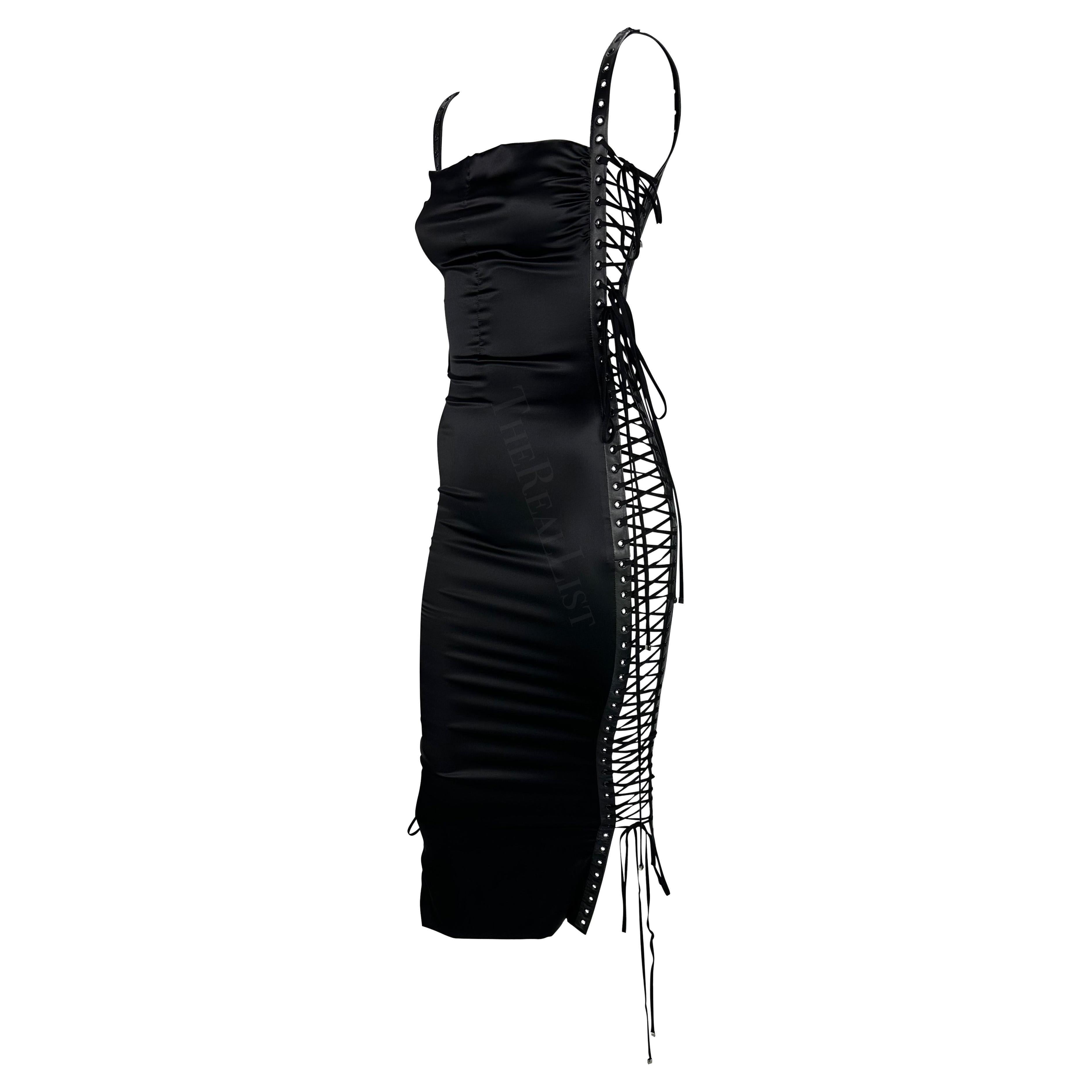 Dolce & Gabbana - Robe moulante en satin à lacets, issue d'un défilé printemps-été 2003 Pour femmes en vente