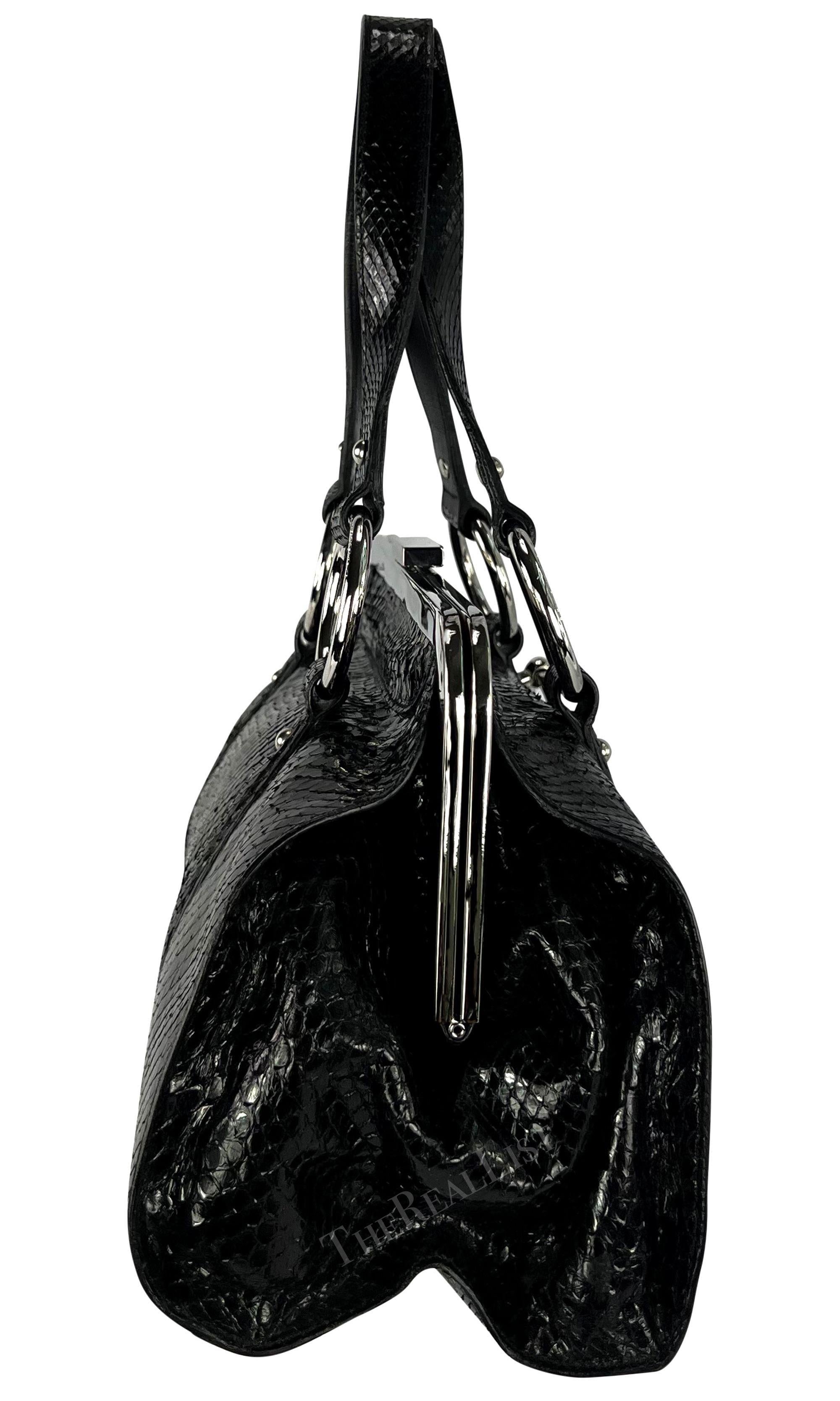 S/S 2003 Dolce & Gabbana Runway Bolso de hombro con anilla de piel de pitón negra en venta 6