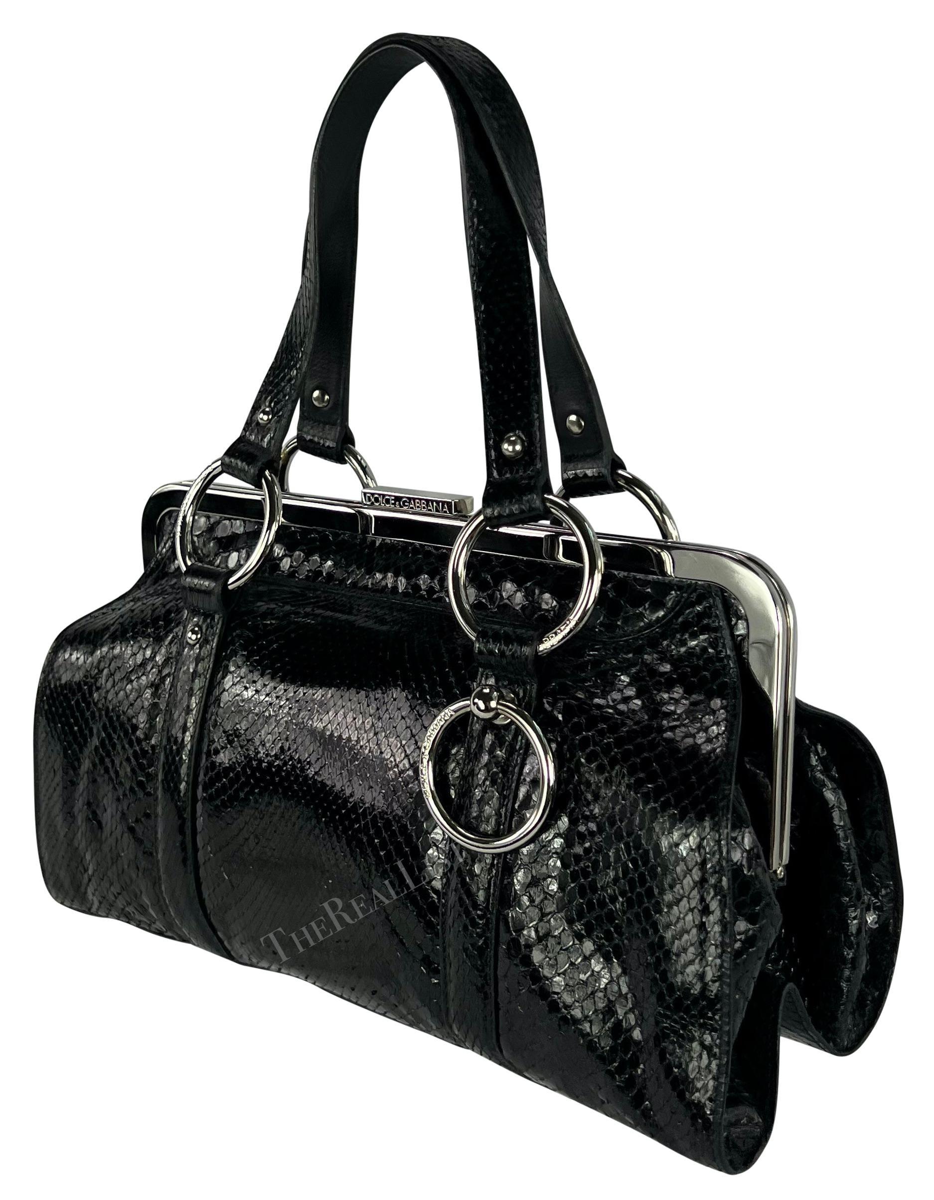 S/S 2003 Dolce & Gabbana Runway Bolso de hombro con anilla de piel de pitón negra en venta 2
