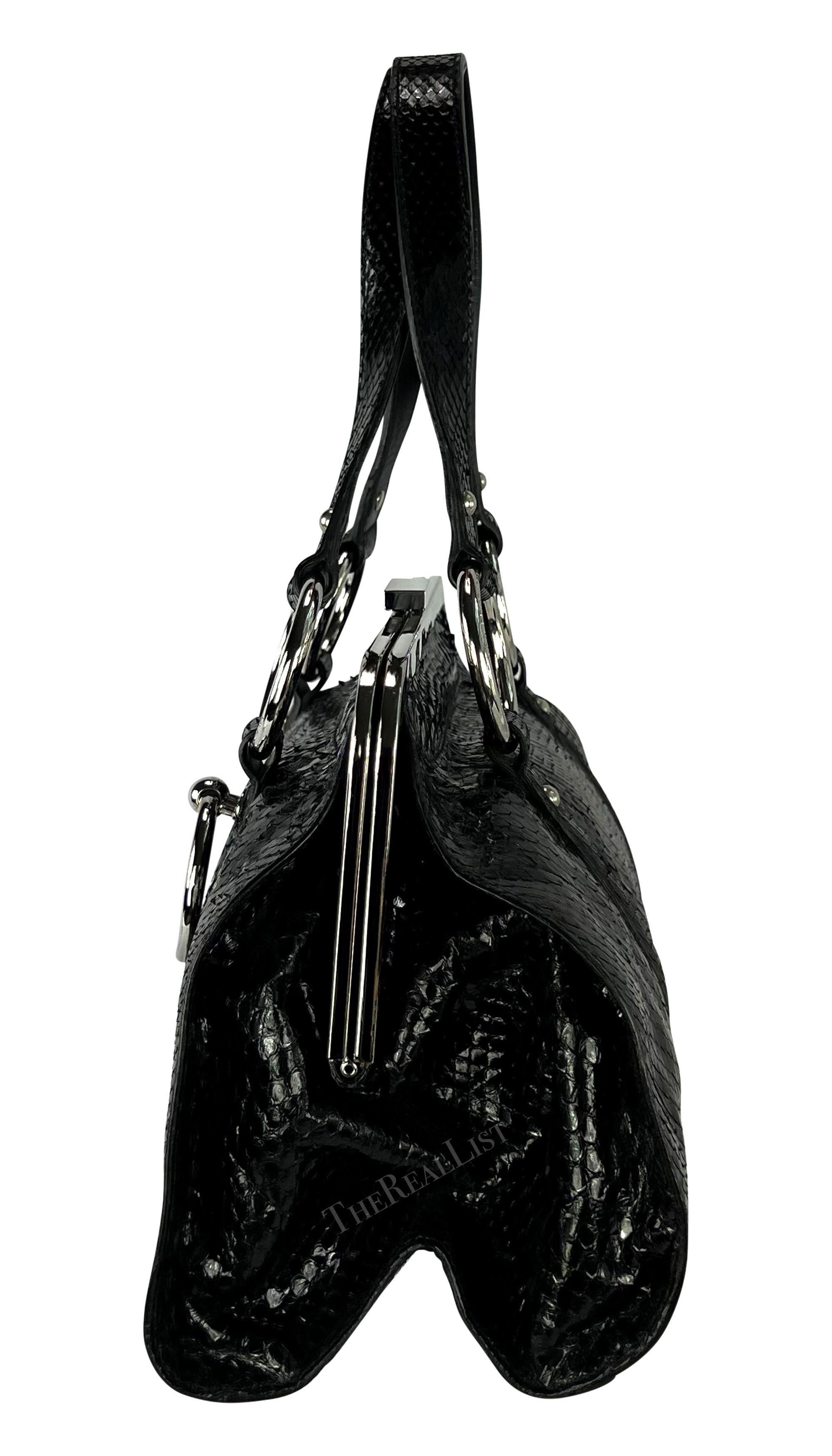 S/S 2003 Dolce & Gabbana Runway Bolso de hombro con anilla de piel de pitón negra en venta 3