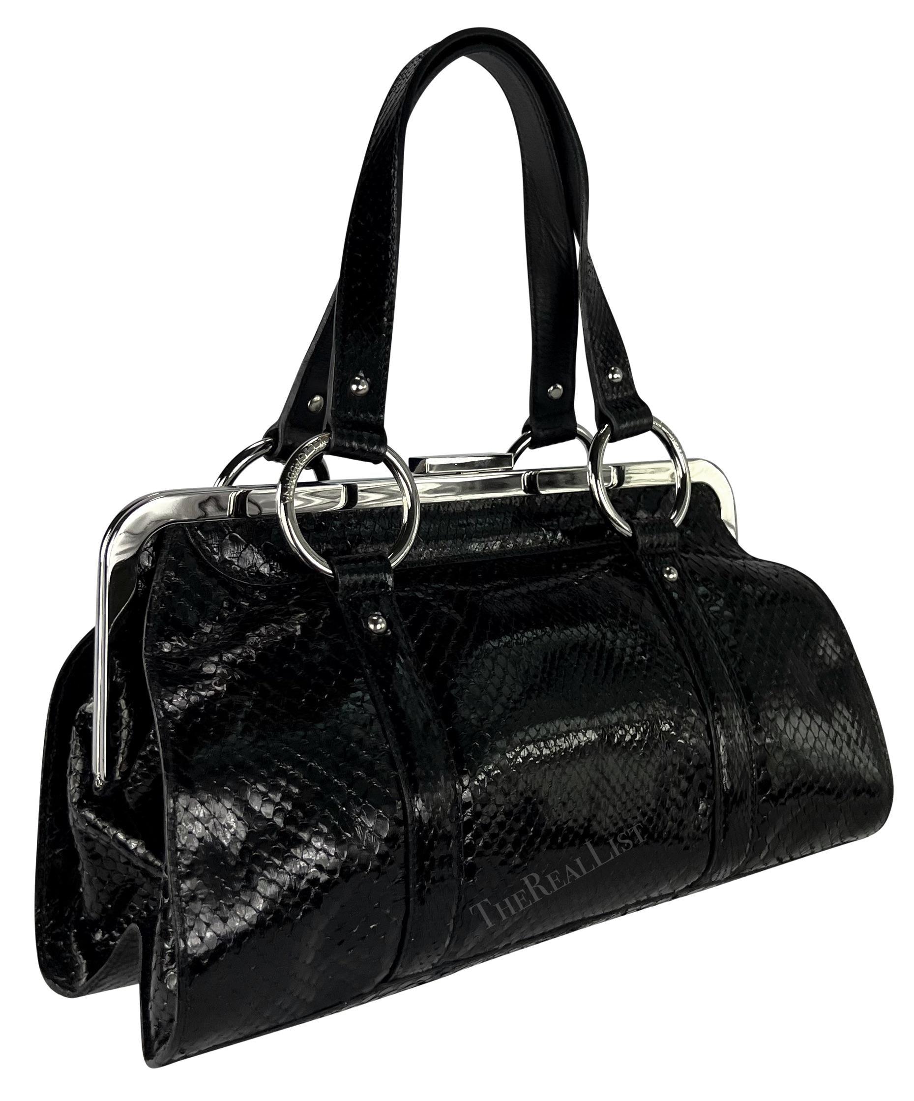 S/S 2003 Dolce & Gabbana Runway Bolso de hombro con anilla de piel de pitón negra en venta 4