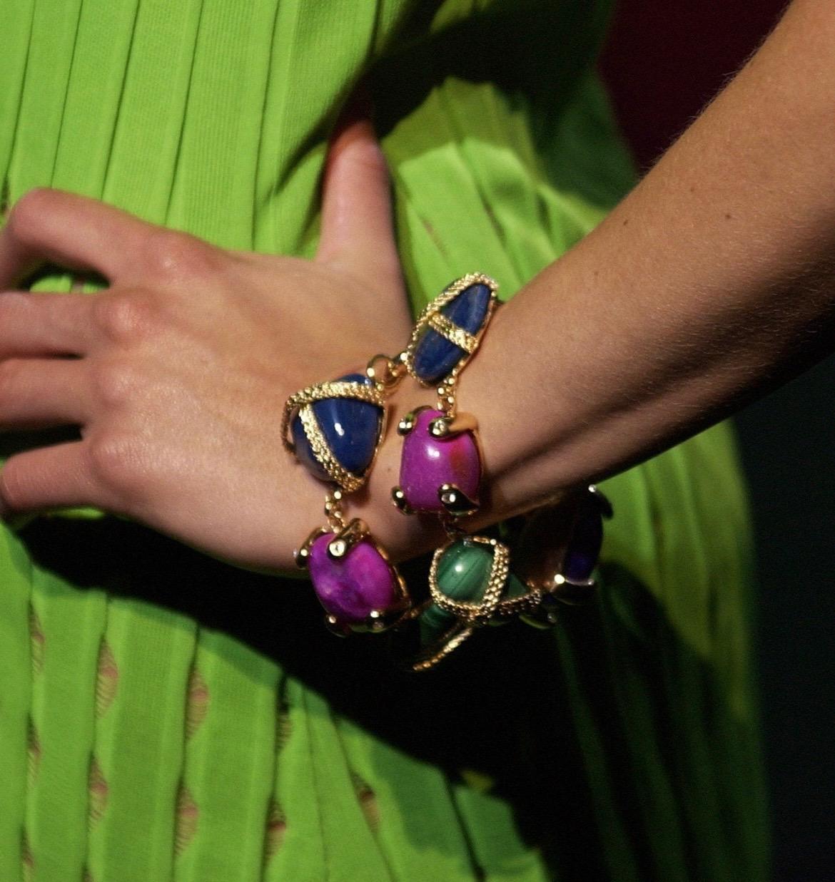 Goldfarbenes Armband mit mehrfarbigen Steinen und Medusa-Anhänger. Dieses Armband wurde auf dem Laufsteg von Gianni Versace im Frühjahr/Sommer 2003 von Donatella in den Looks 10, 16, 17, 35, 38 und 39 präsentiert. Die Halskettenversionen dieses