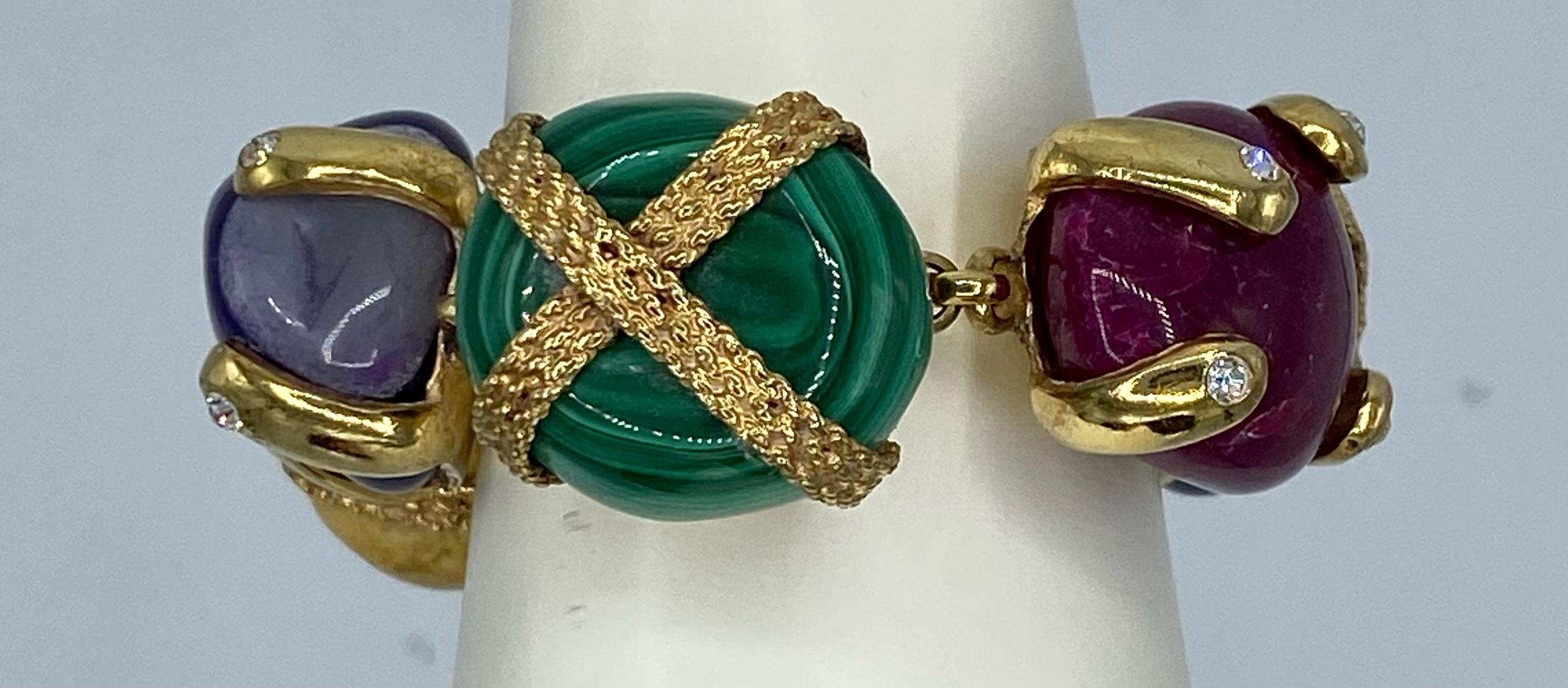 F/S 2003 Gianni Versace by Donatella Laufsteg Goldfarbenes Armband mit mehreren Steinen in Goldtönen  im Angebot 3