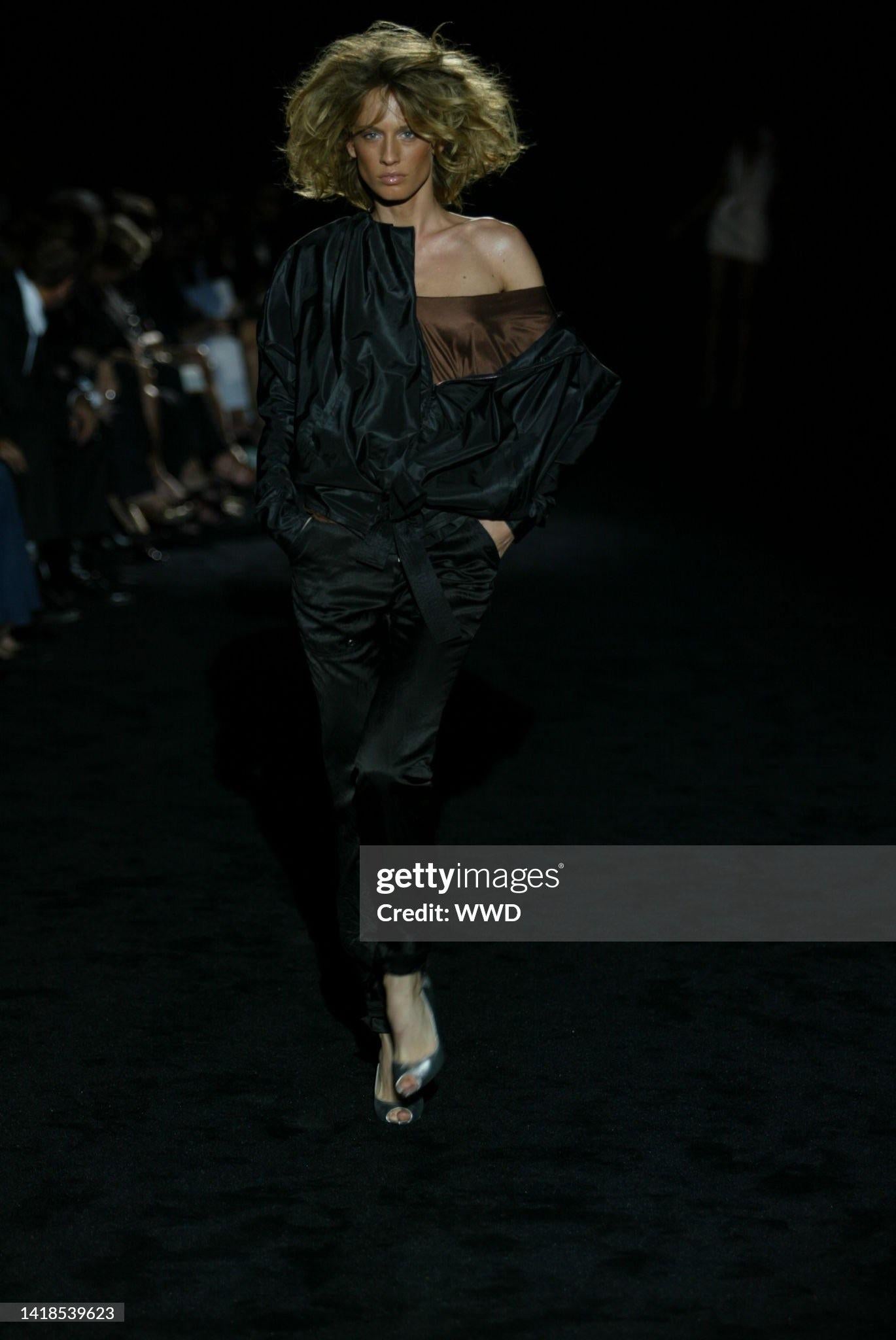 Présentation d'un pantalon large en taffetas de soie noire Gucci, dessiné par Tom Ford. Issu de la collection printemps/été 2003, un pantalon similaire a fait ses débuts sur le défilé de la saison dans le look 7, porté par Natasa Vojnovic.