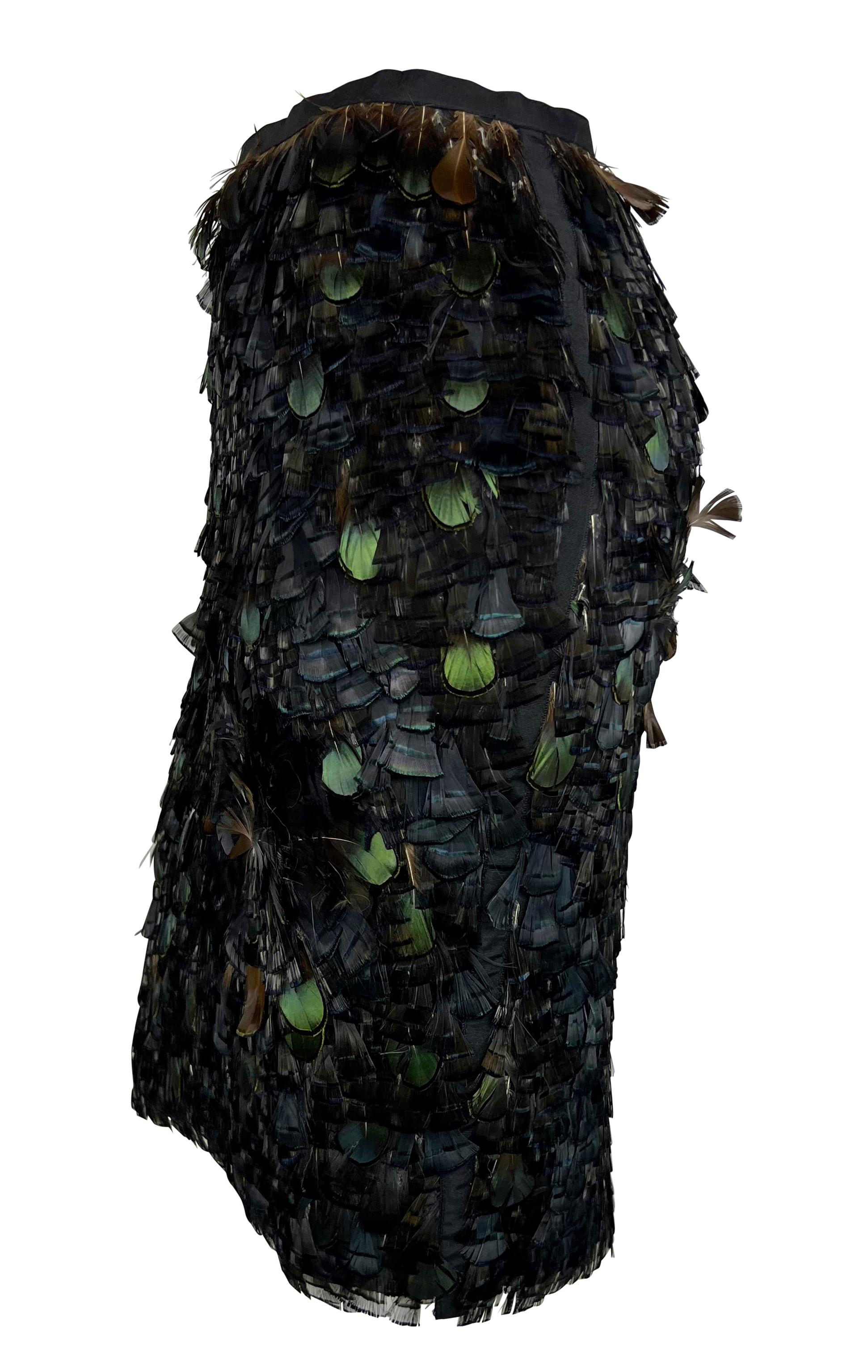 Questa rara gonna verde con piume di Gucci, disegnata da Tom Ford per la collezione Primavera/Estate 2003, è un vero pezzo da collezione. Diversi look sulla passerella di stagione presentavano abbellimenti di piume simili. La gonna è ornata da piume