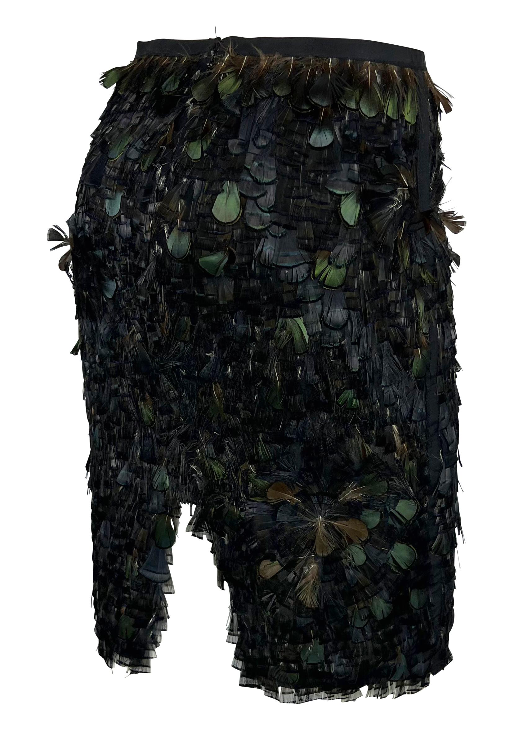 P/E 2003 Gucci by Tom Ford Gonna in seta impreziosita da piume marrone e verde iridescente In condizioni ottime in vendita a West Hollywood, CA