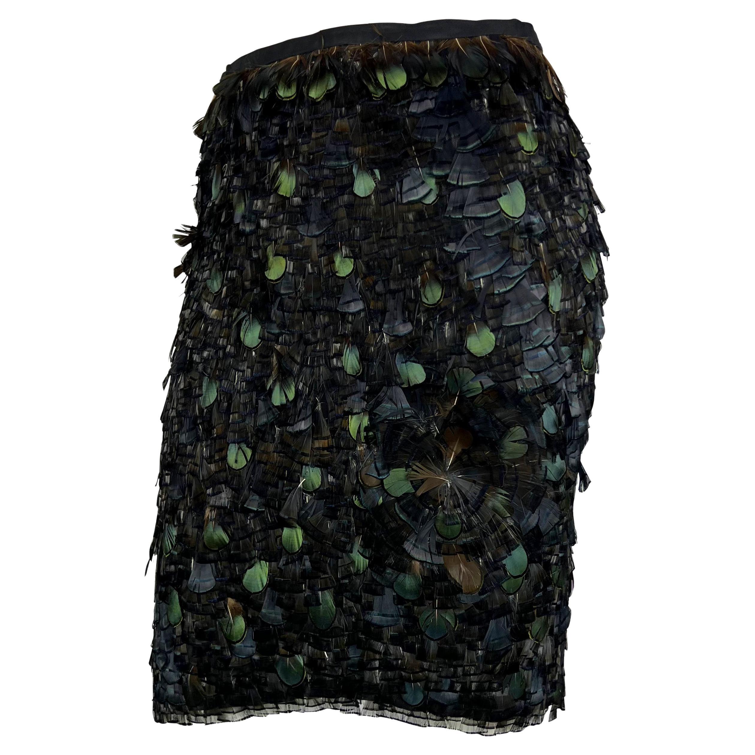 P/E 2003 Gucci by Tom Ford Gonna in seta impreziosita da piume marrone e verde iridescente
