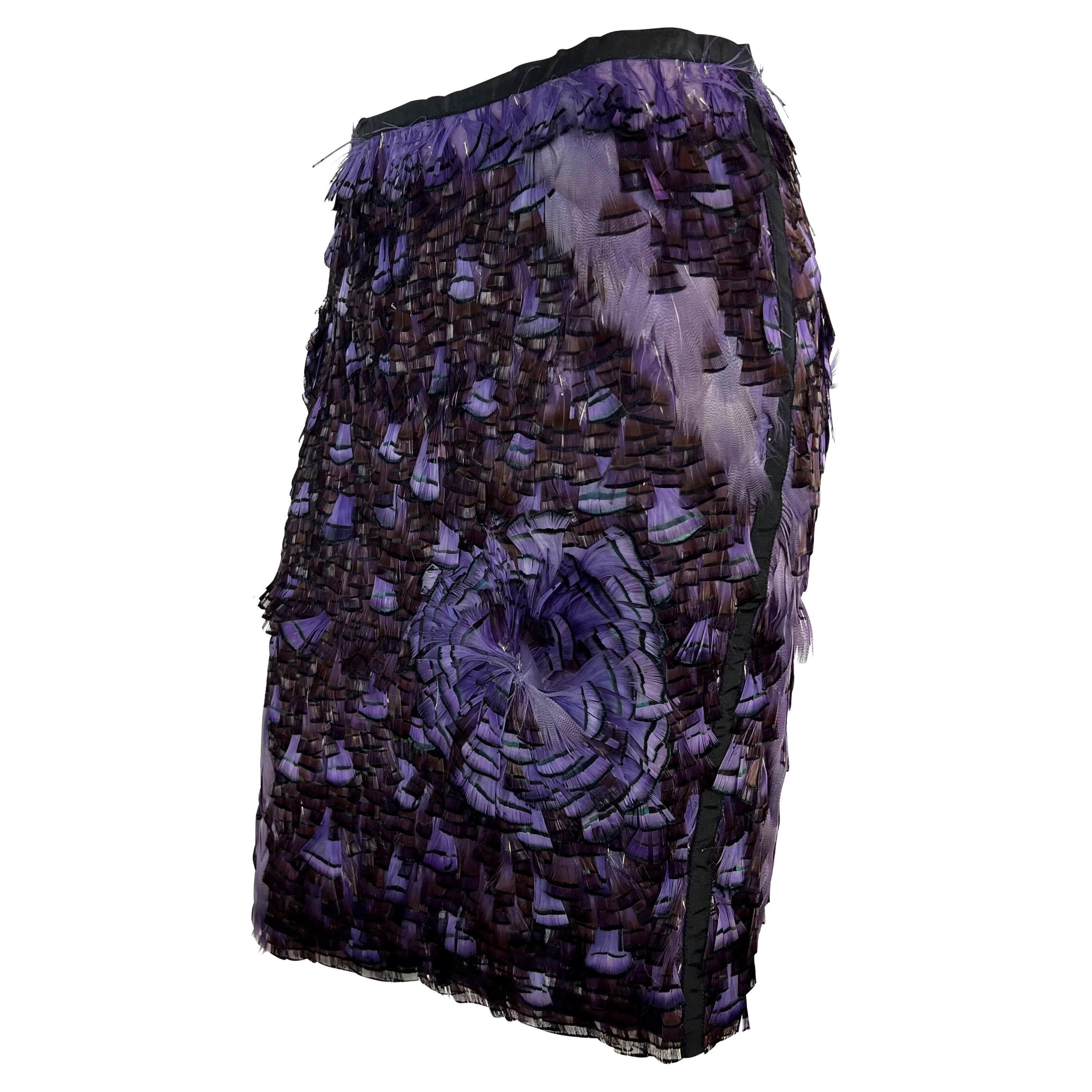 Ti presentiamo un'incredibile gonna viola con piume di Gucci, disegnata da Tom Ford. Dalla collezione primavera/estate 2003, questa gonna incredibilmente rara non è stata presentata in passerella, ma presenta piume simili a quelle di altri pezzi. La