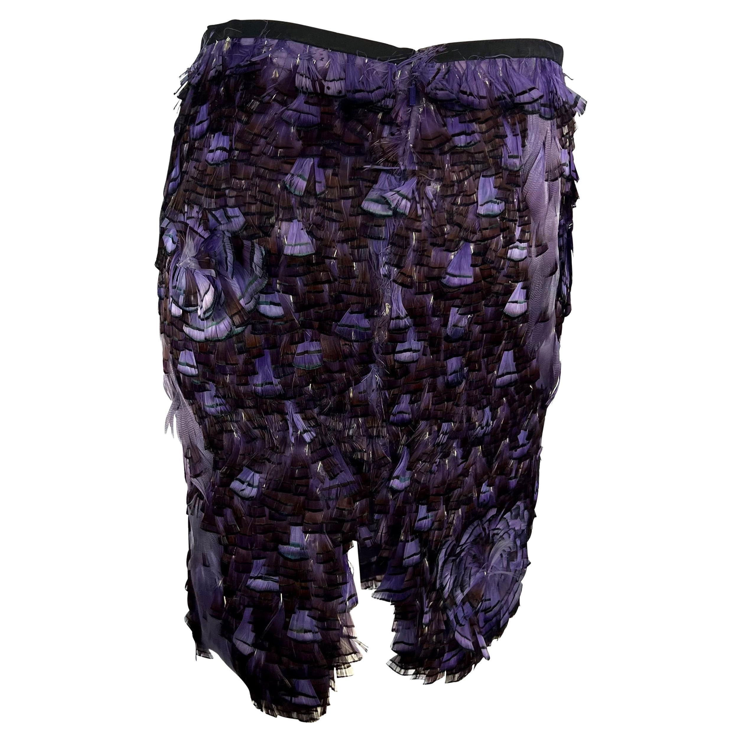 Gonna in seta impreziosita da piume viola Gucci by Tom Ford P/E 2003 In condizioni buone in vendita a West Hollywood, CA