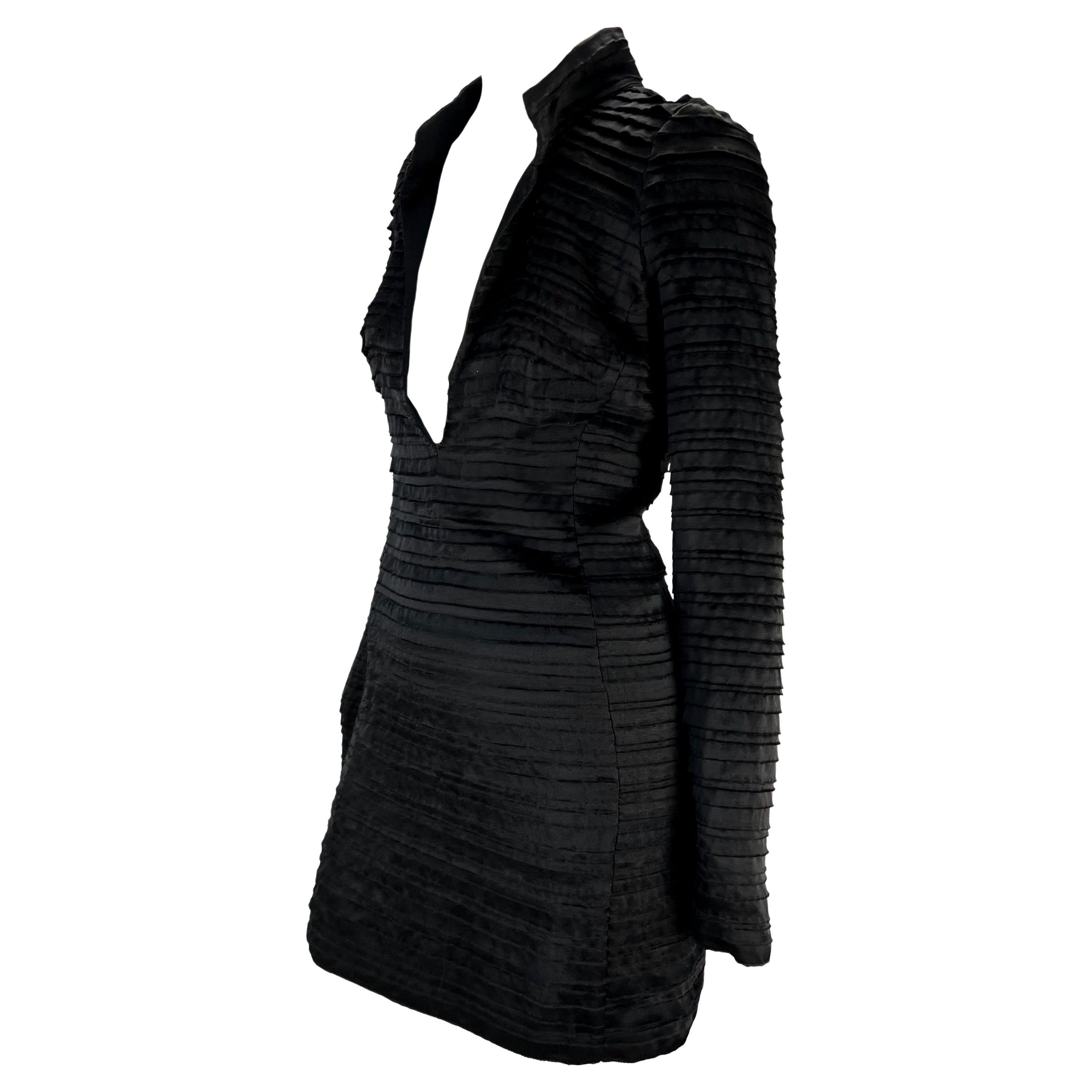 S/S 2003 Gucci by Tom Ford Runway Mini robe plongeante à ruban brut noir en vente 2