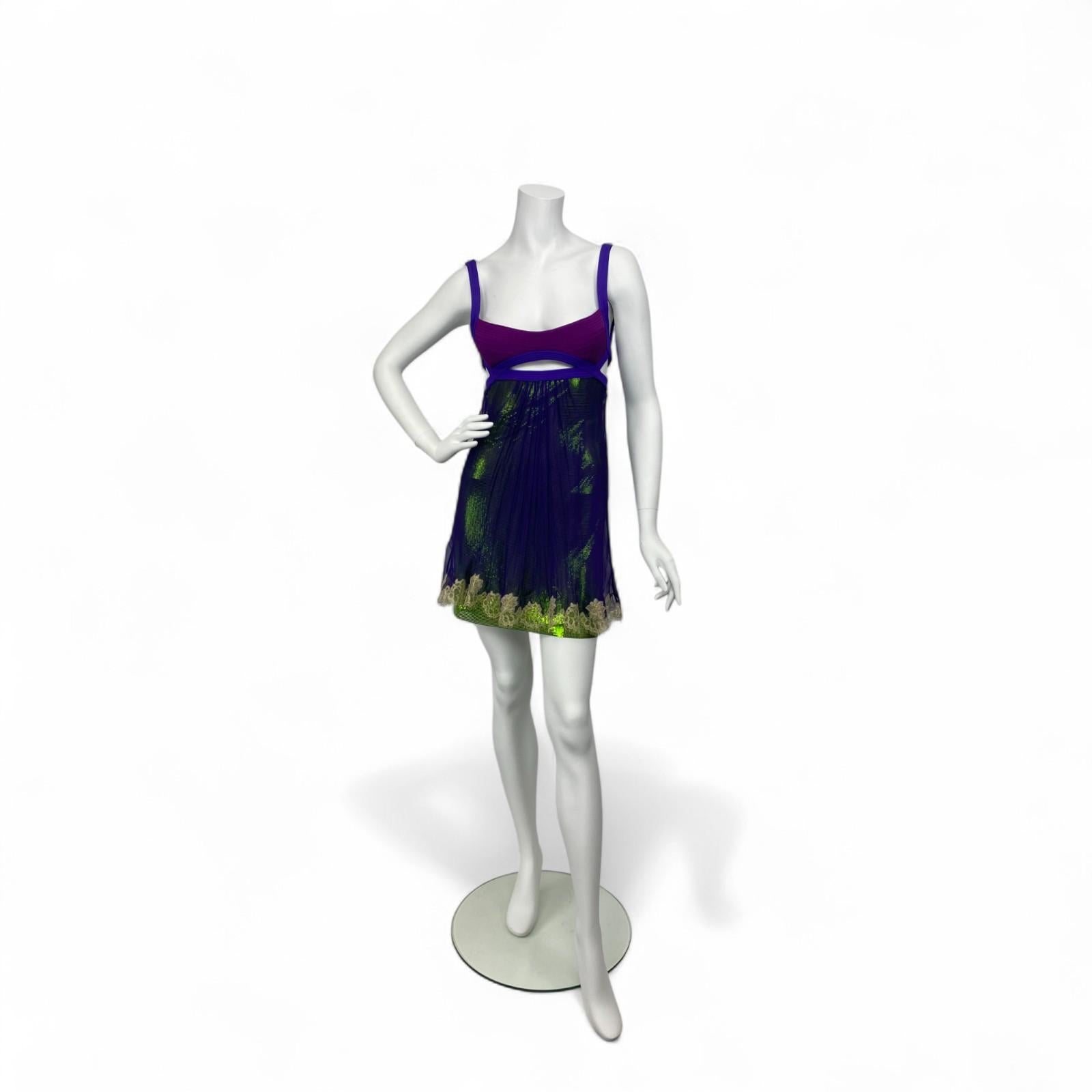 Dieses lila-grüne Mikro-Minikleid ist ein ikonisches Stück aus der Frühjahr/Sommer-Kollektion 2003 von Versace. Es ist ein kühnes Design, das die Ästhetik der frühen 2000er Jahre perfekt einfängt. Das Kleid aus dem charakteristischen