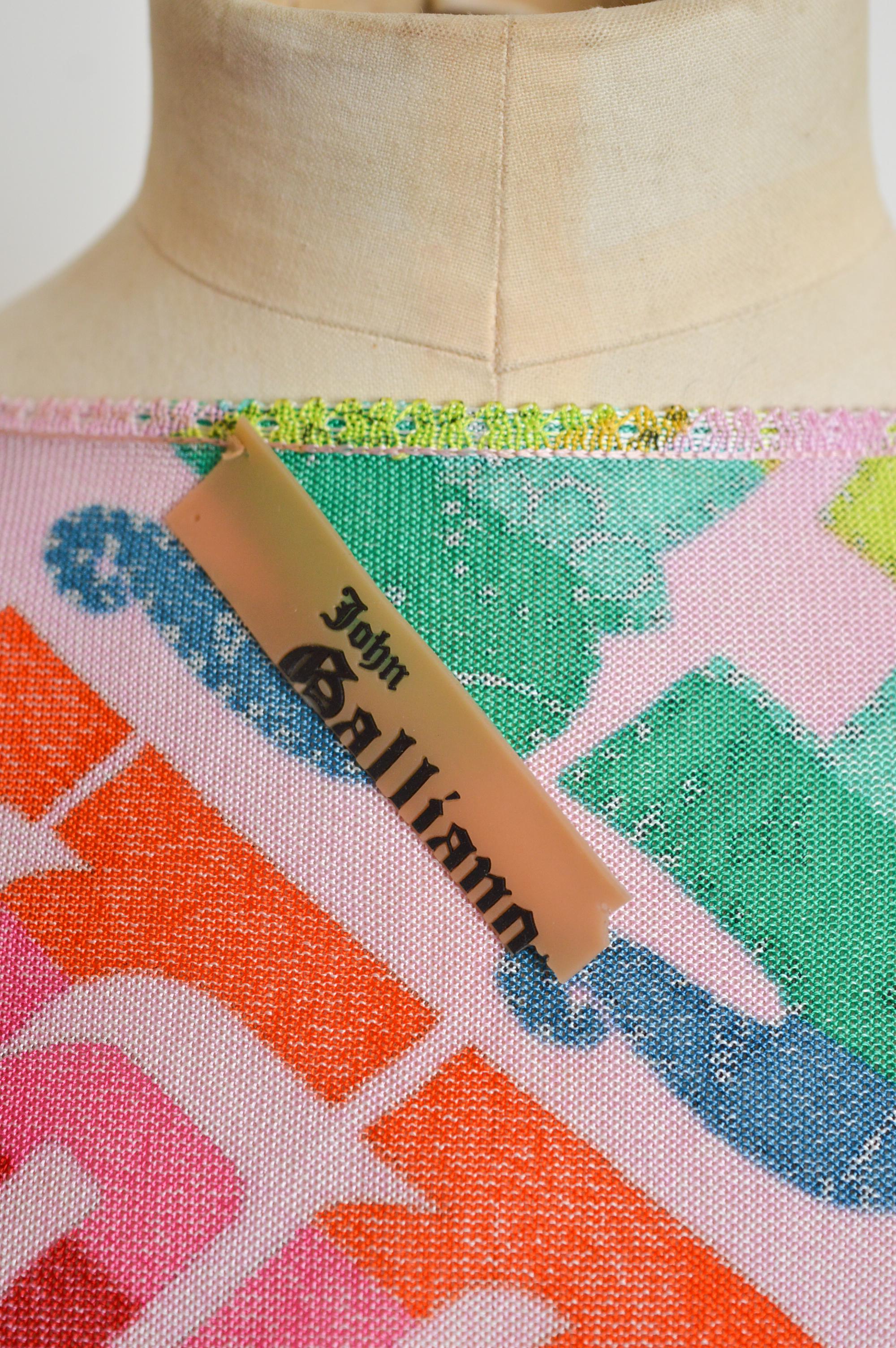 Cardigan à logo coloré rose collection indienne John Galliano, P/E 2003 en vente 7