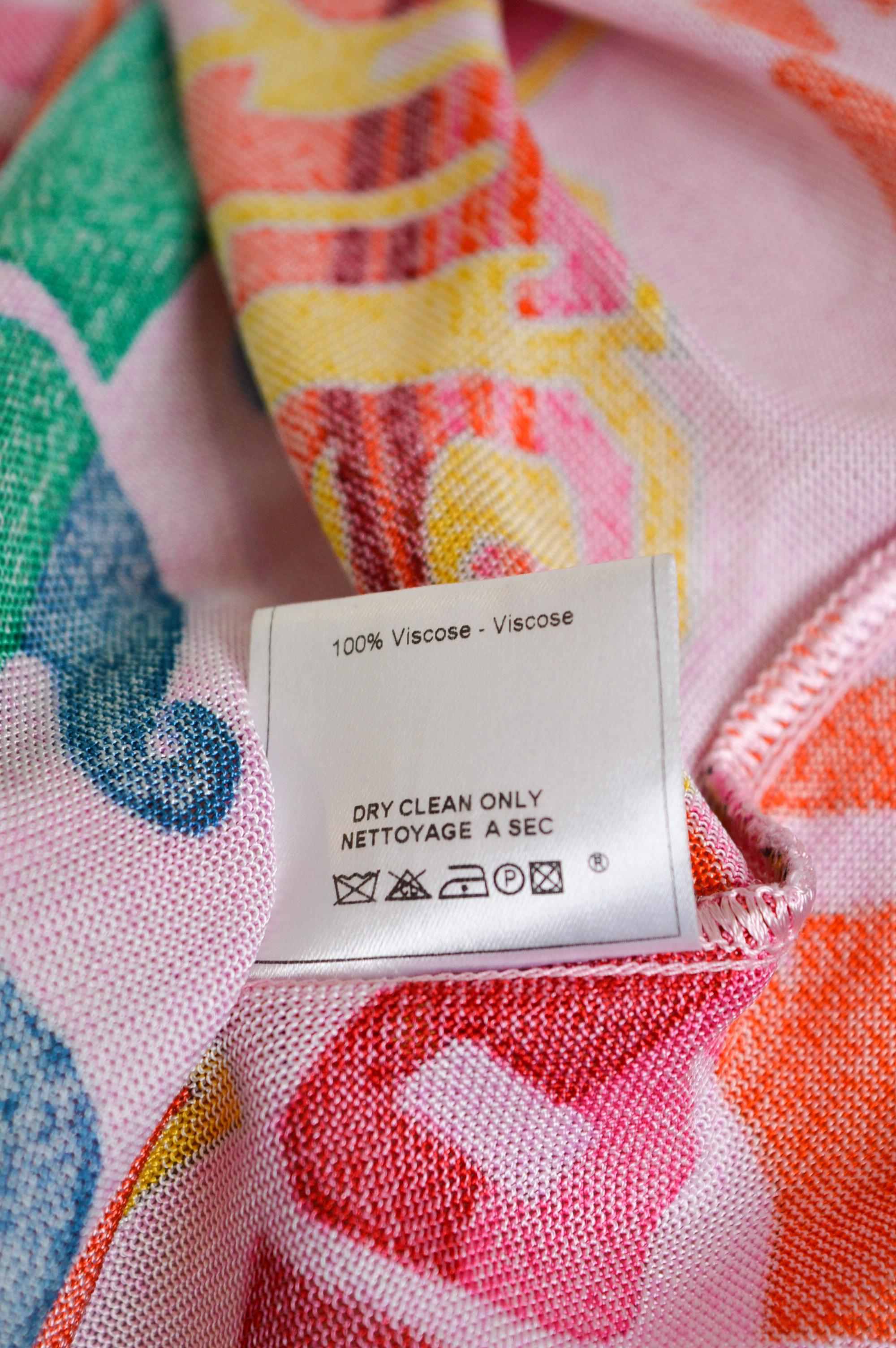 Cardigan à logo coloré rose collection indienne John Galliano, P/E 2003 en vente 9