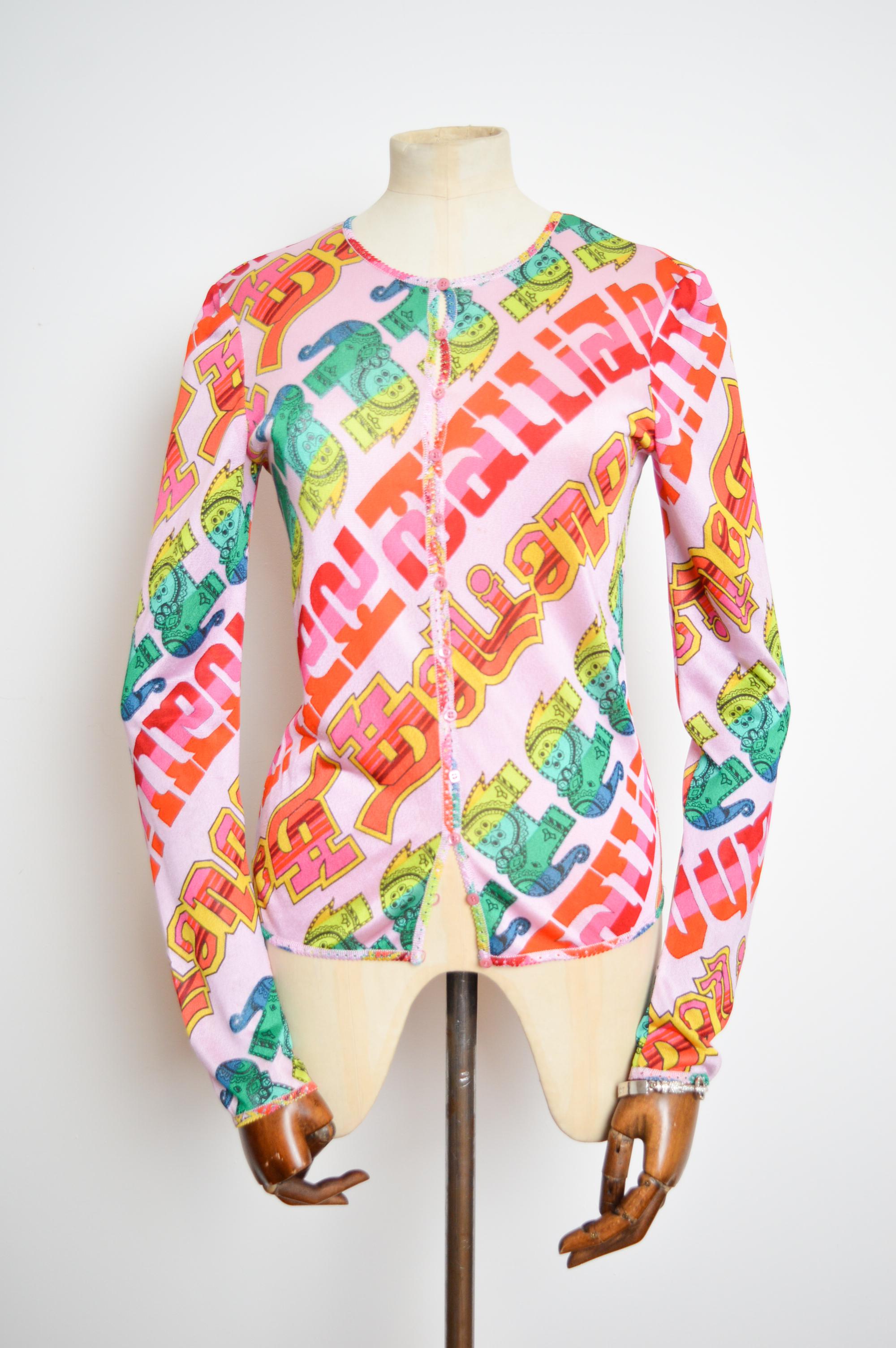 Pull cardigan de la collection 'Indian' printemps/été 2003 de John Galliano, avec imprimé signature 'Galliano' et boutons sur le devant.

FABRIQUÉ EN ITALIE.   

Les mesures sont indiquées en pouces : 
De la fosse à la fosse ; 17