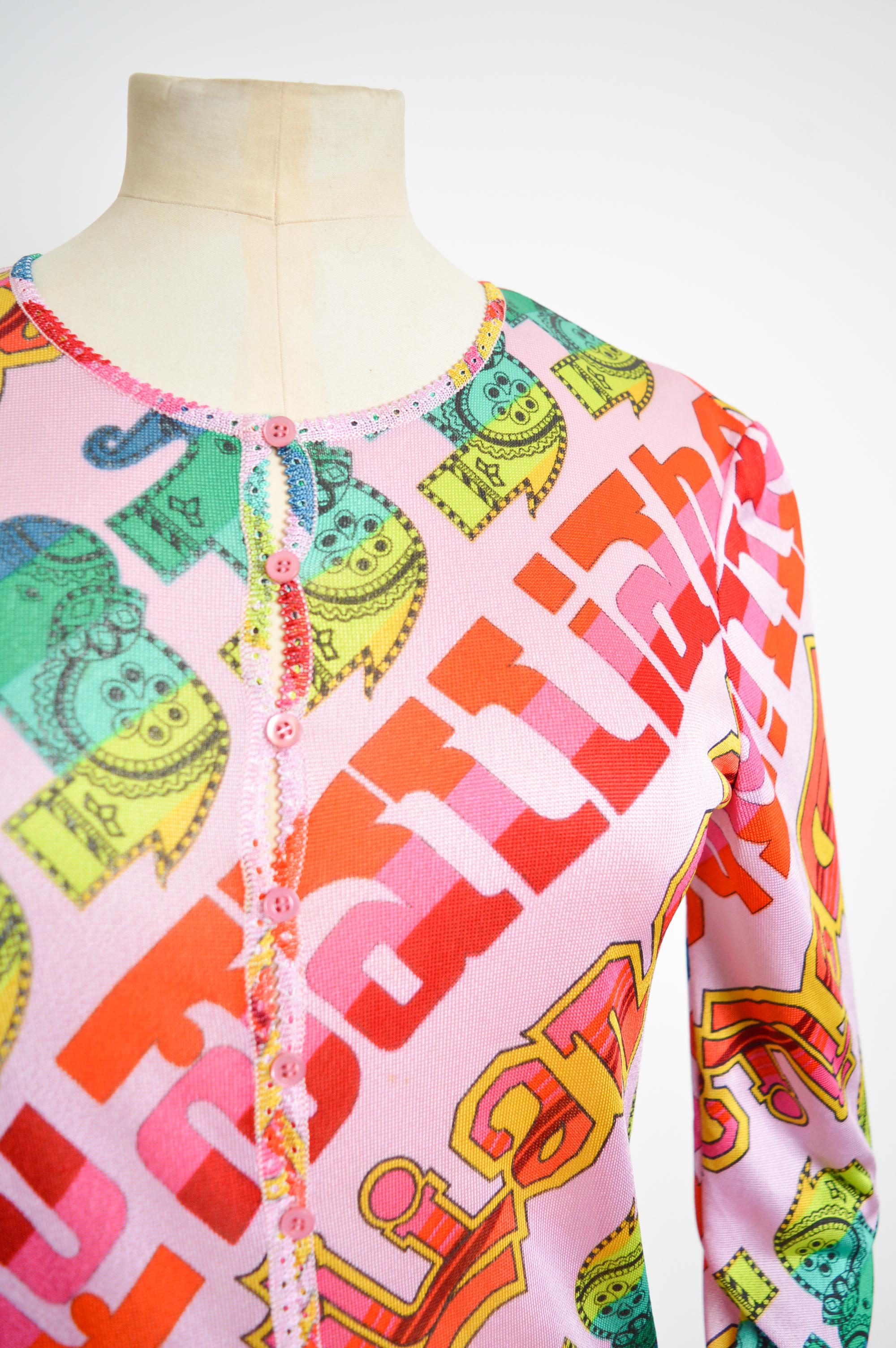 Cardigan à logo coloré rose collection indienne John Galliano, P/E 2003 en vente 1