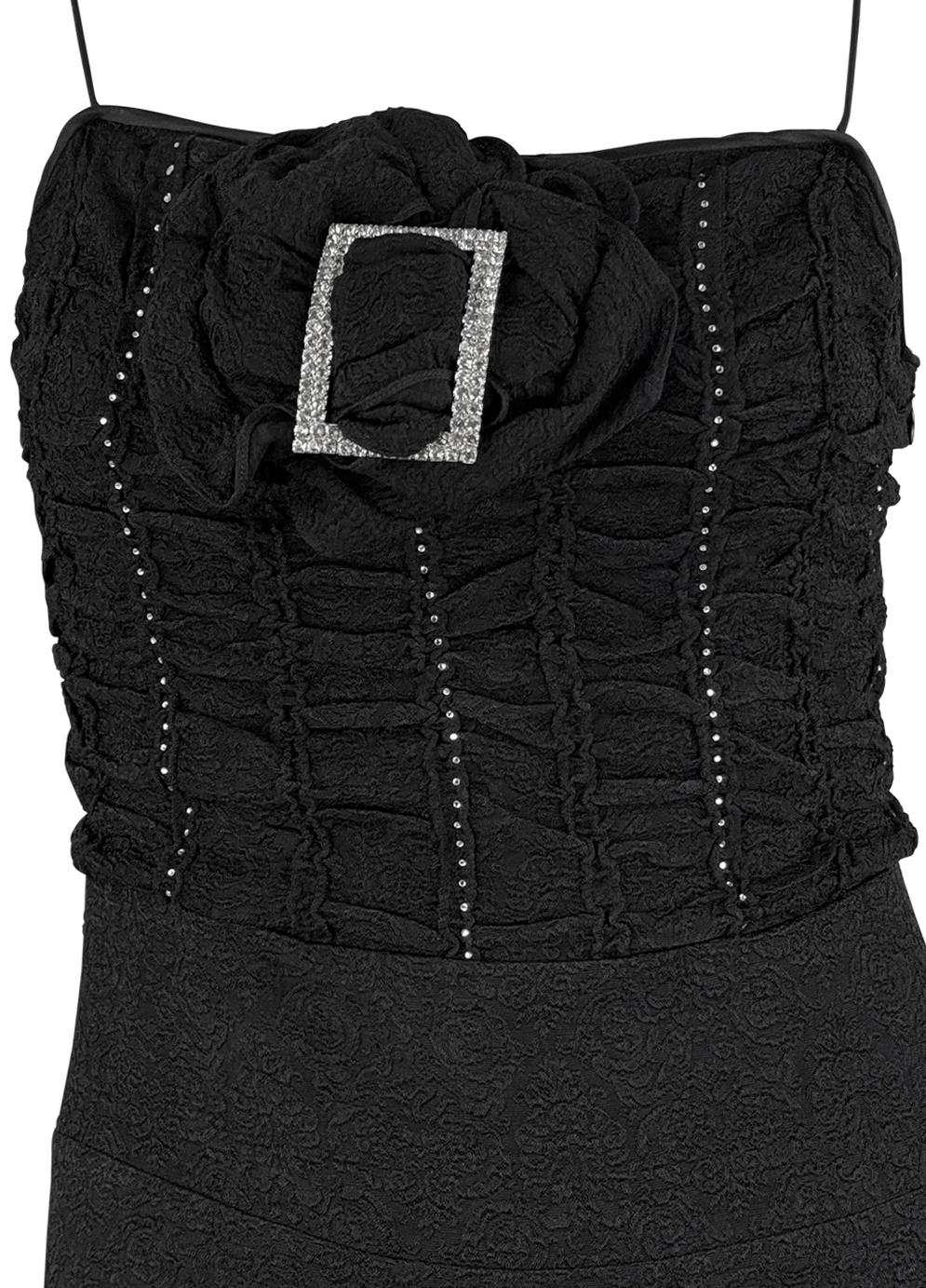 Dalla collezione primavera/estate 2003 di John Galliano, questo abito sottoveste presenta un corpetto increspato ornato da file verticali di strass e un'applicazione floreale centrale, rifinita con una fibbia di strass. Delicate spalline