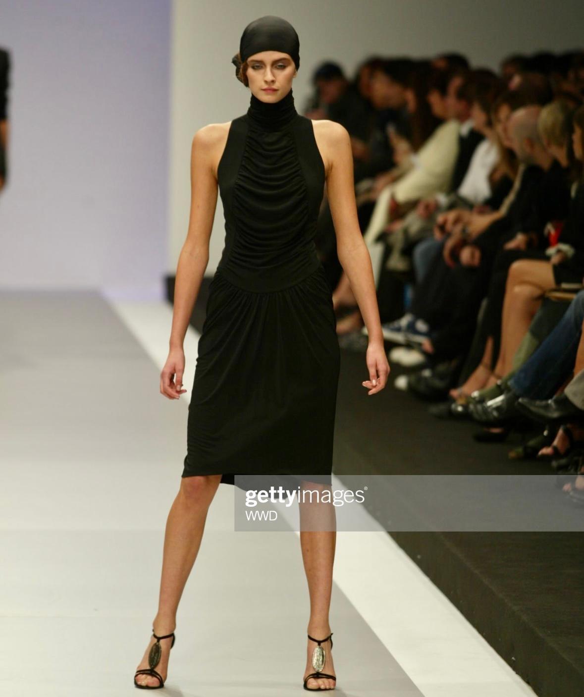 Karl Lagerfeld Gallery - Robe midi dos nu froncée noire, issue d'un défilé, printemps-été 2003 en vente 2