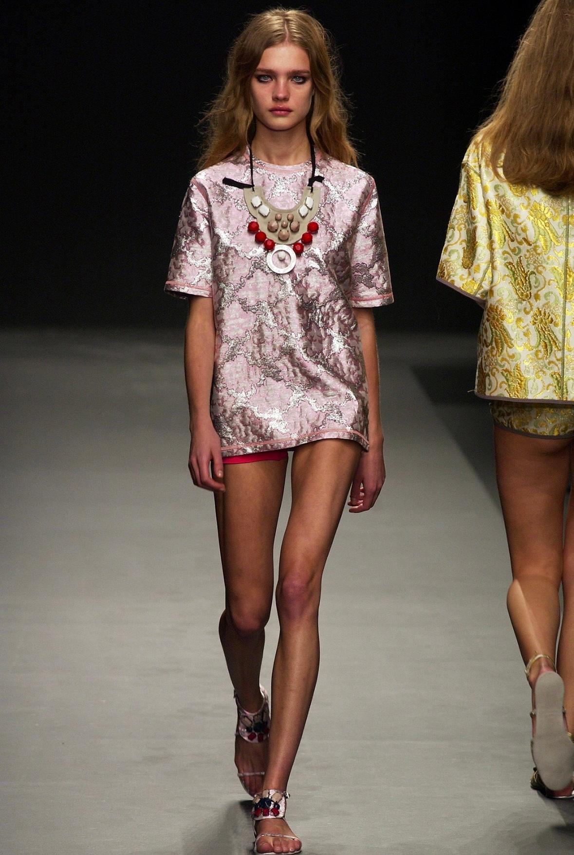 Ti presentiamo uno splendido mini abito Prada azzurro metallizzato, disegnato da Miuccia Prada. Dalla collezione primavera/estate 2003, diverse versioni di questa tecnica di intreccio in lurex sono state molto presenti sulle passerelle della