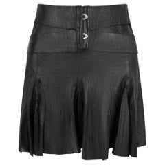 Mini falda acampanada tipo vendaje de cuero negro arrugado de Roberto Cavalli, temporada primavera-verano 2003