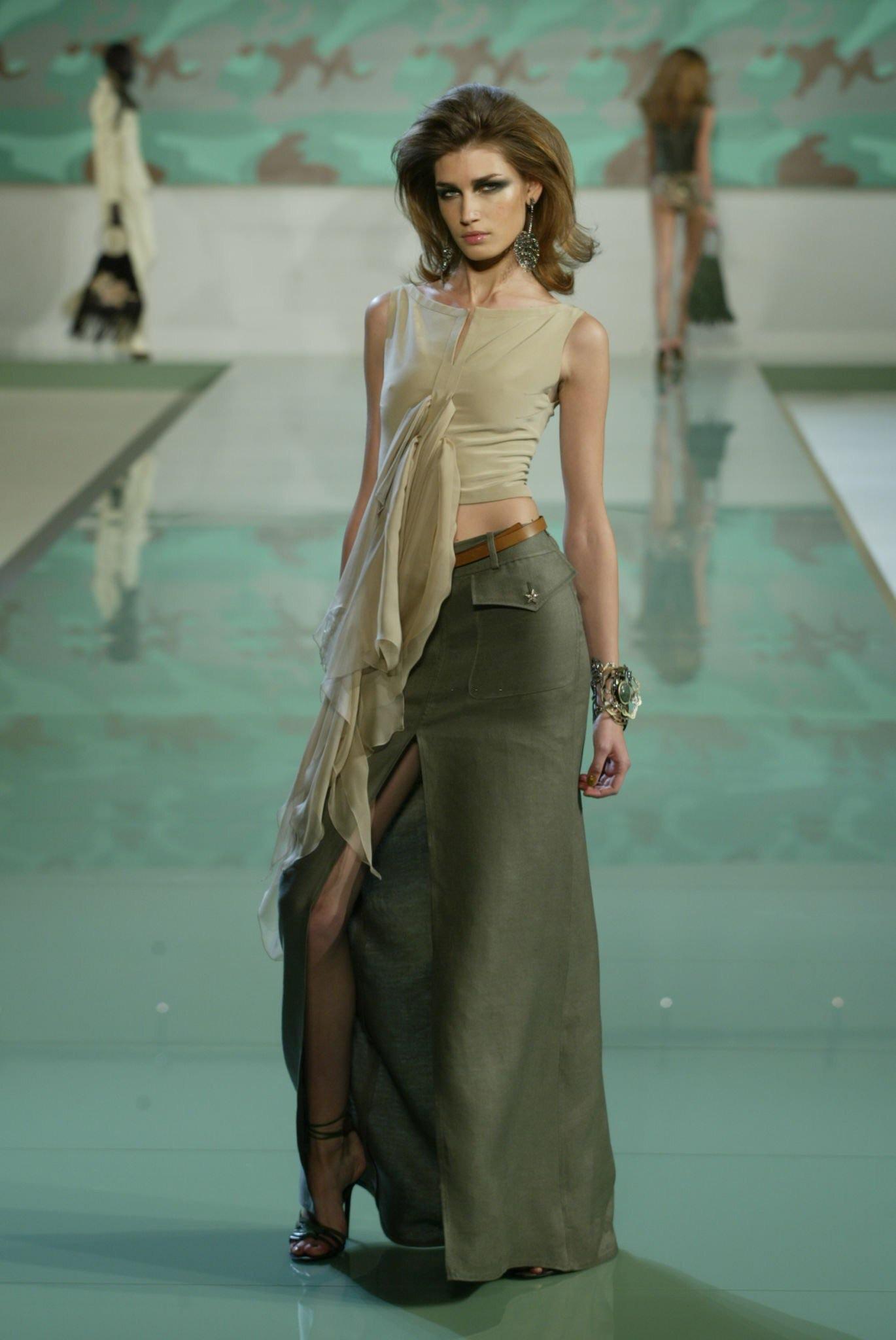 S/S 2003 Valentino Garavani Laufsteg Schwarzer Rohseide Cargo-Taschen-Maxirock im Zustand „Hervorragend“ im Angebot in West Hollywood, CA