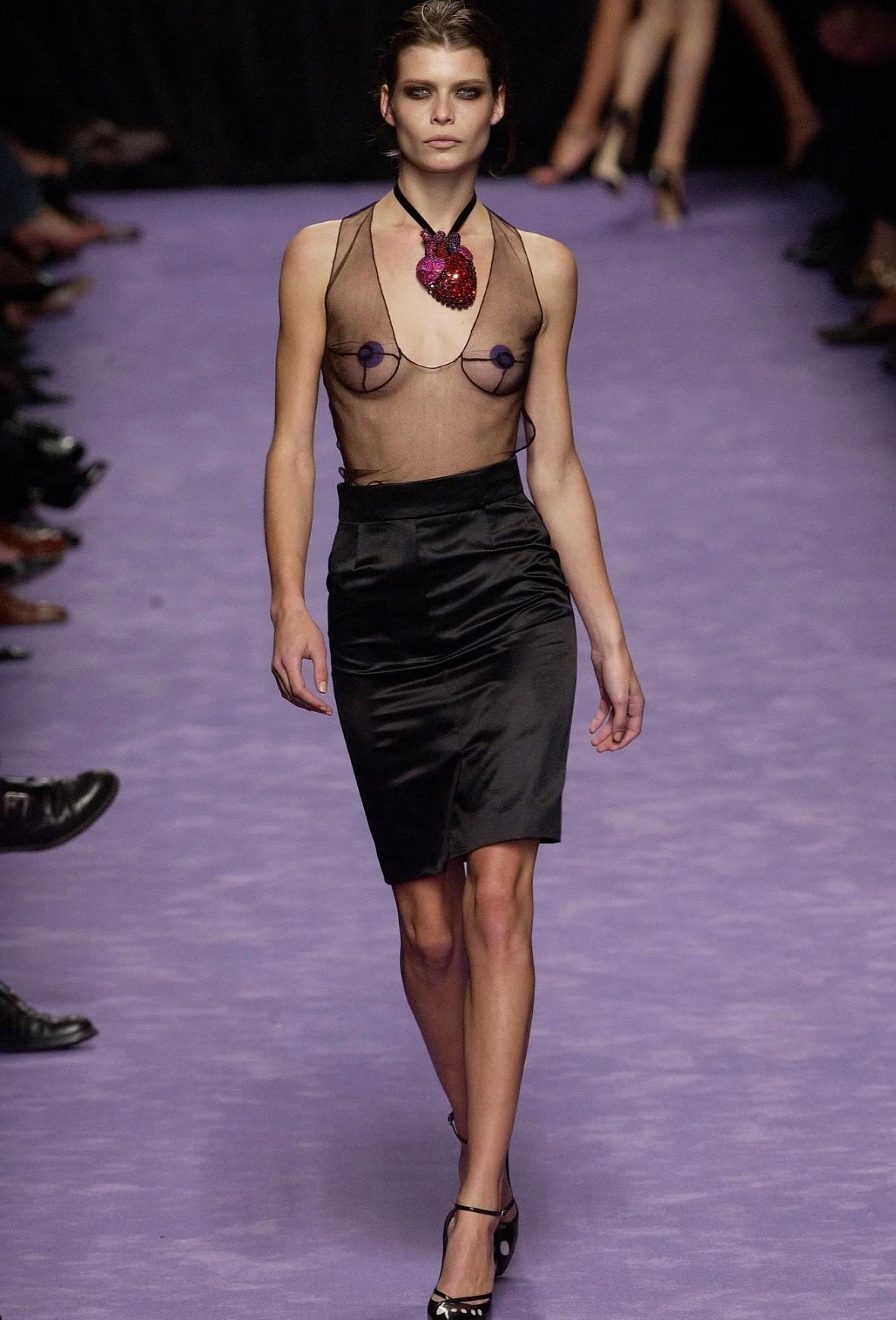 Dieses ärmellose beigefarbene Oberteil von Yves Saint Laurent by Tom Ford stammt aus der Frühjahr/Sommer-Kollektion 2003 und zeichnet sich durch eine surrealistische, anatomische Paneel-Konstruktion aus, die von der Arbeit von Salvador Dalí