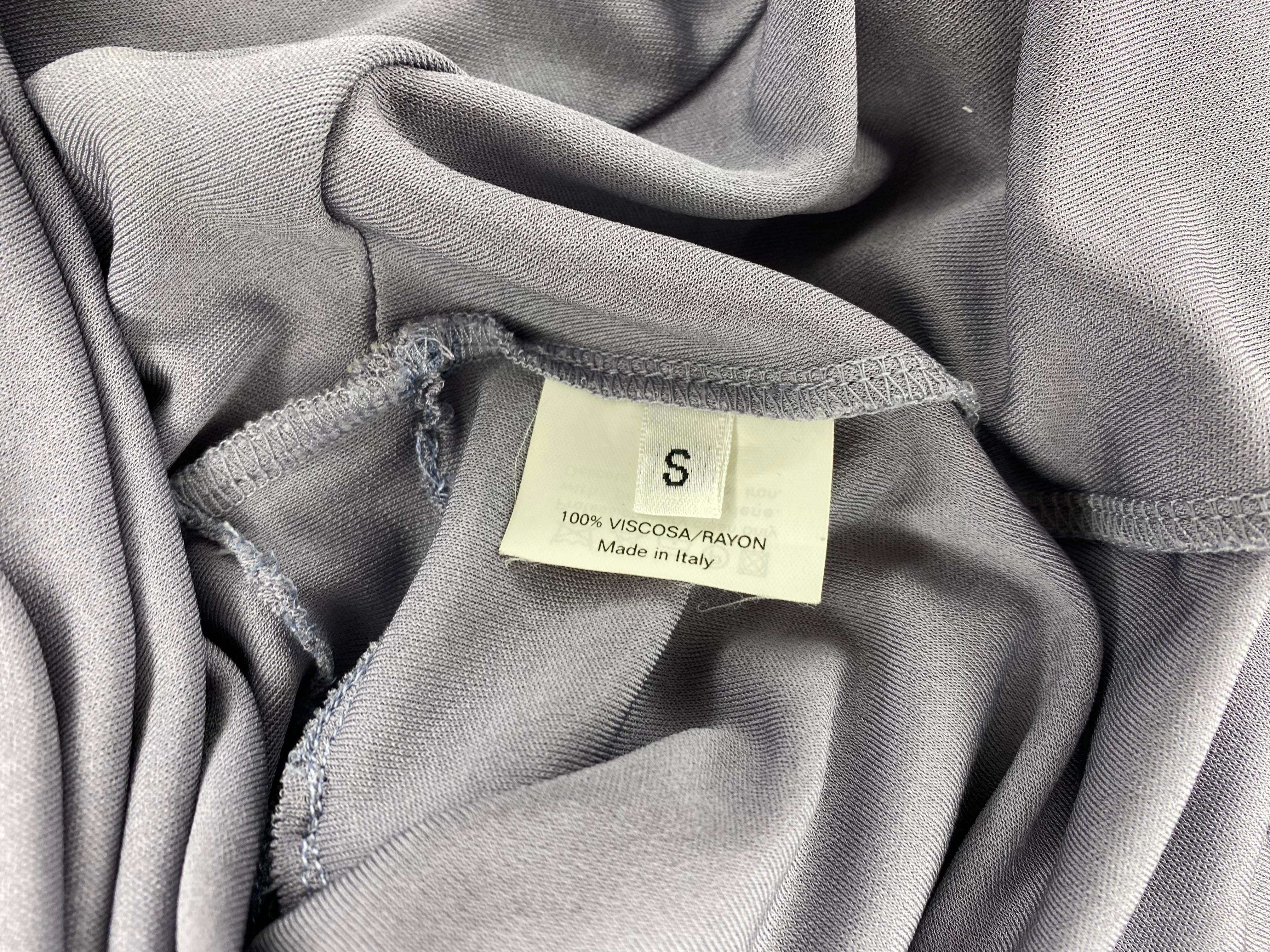 Top con manica flare con spilla floreale color lavanda di Yves Saint Laurent by Tom Ford per la P/E 2003 3